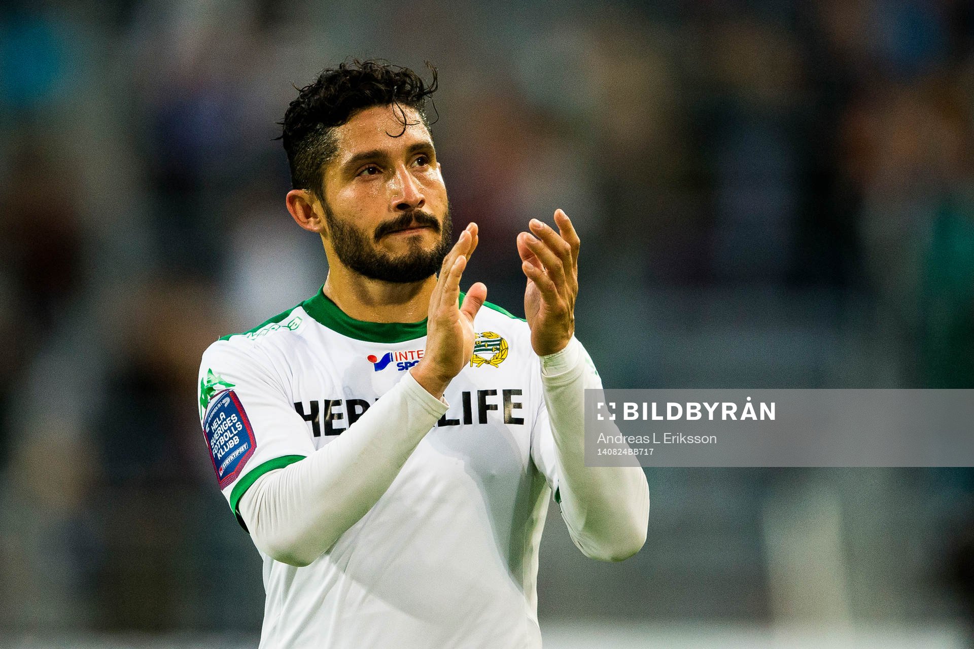 Hammarbys Pablo Pinones-Arce tackar publiken