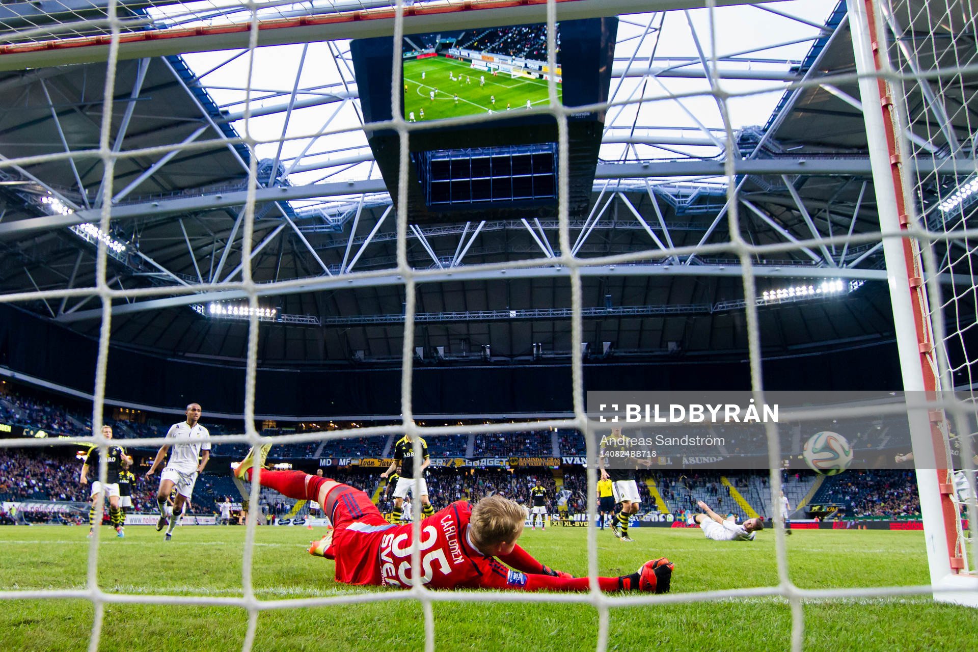 s målvakt Patrik Carlgren med en räddning på en
