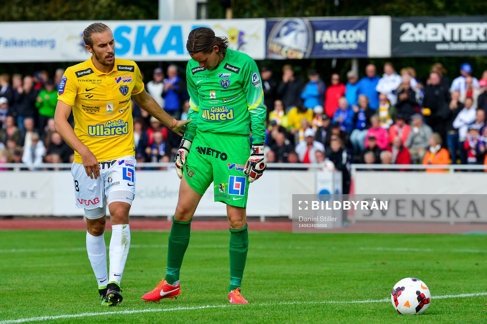 Falkenbergs Tobias Carlsson tröstar målvakt Otto Martler