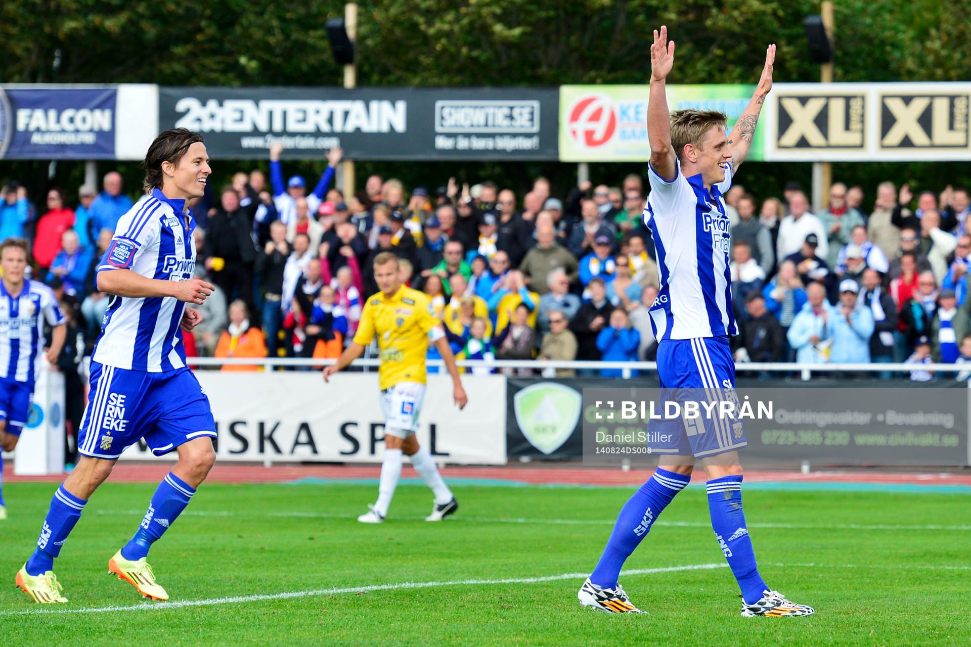 IFK Göteborgs Lasse Vibe och Sören Rieks jublar
