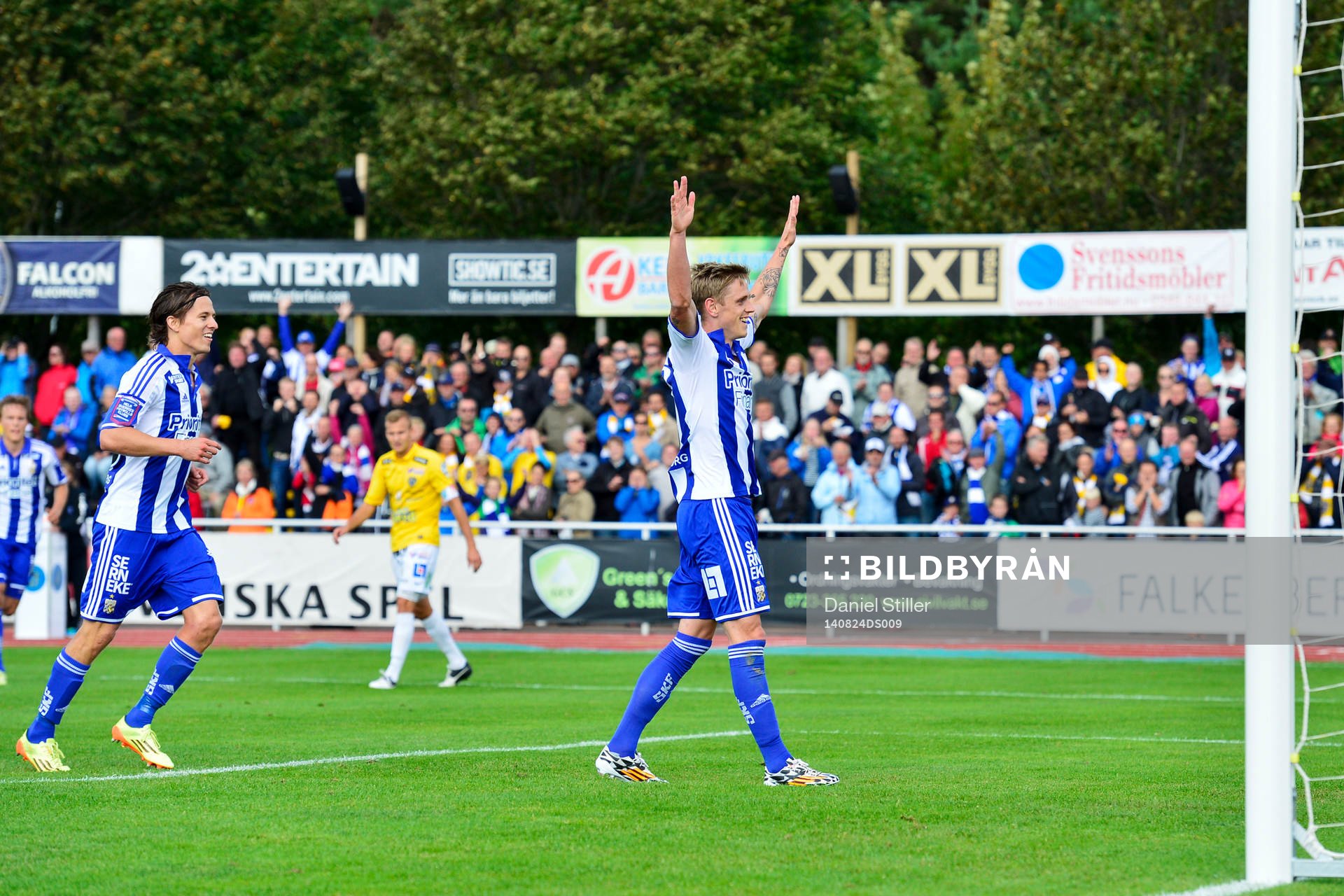 IFK Göteborgs Lasse Vibe och Sören Rieks jublar