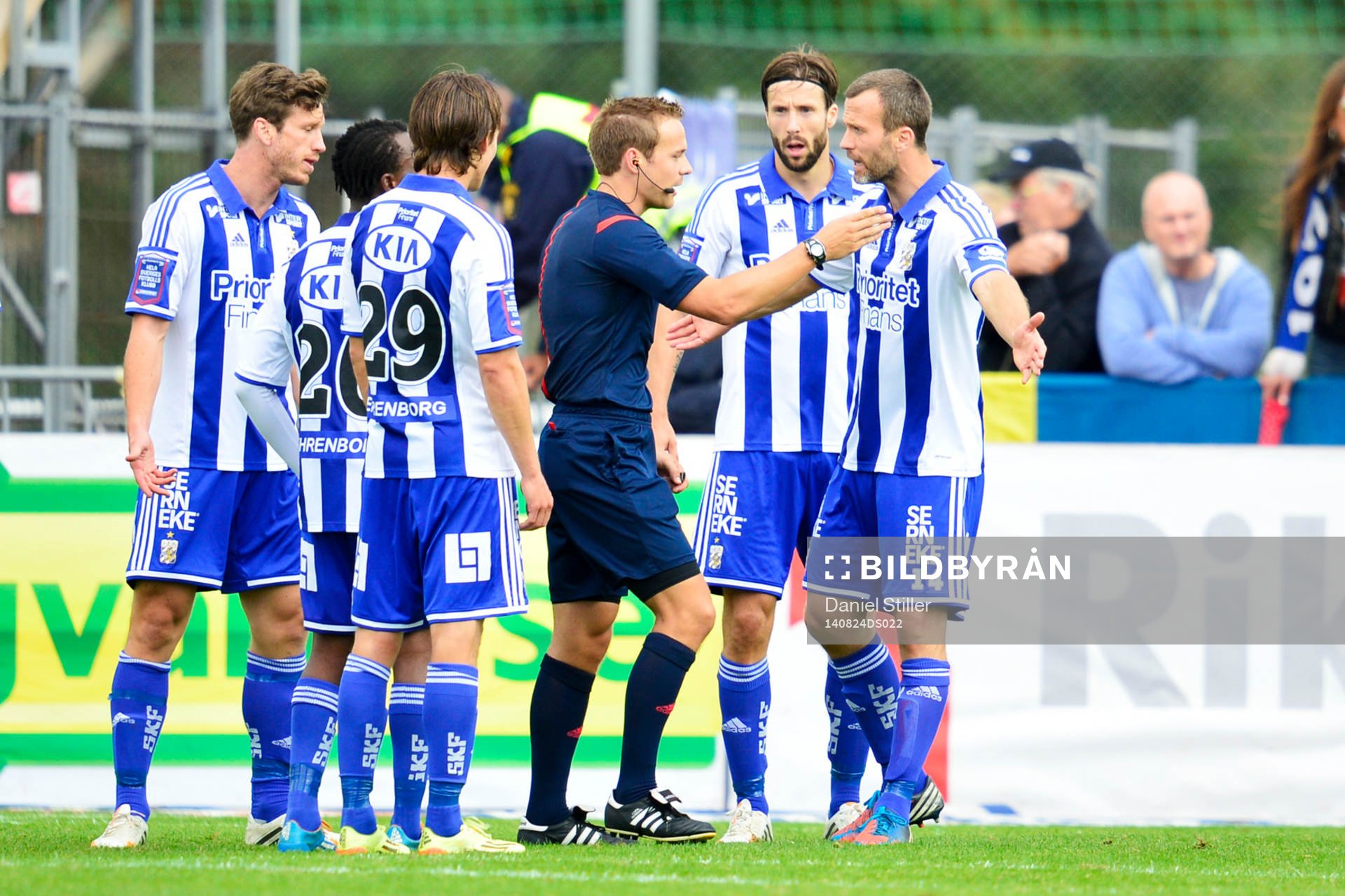 IFK Göteborgs med Hjalmar Jonsson i spetsen protesterar