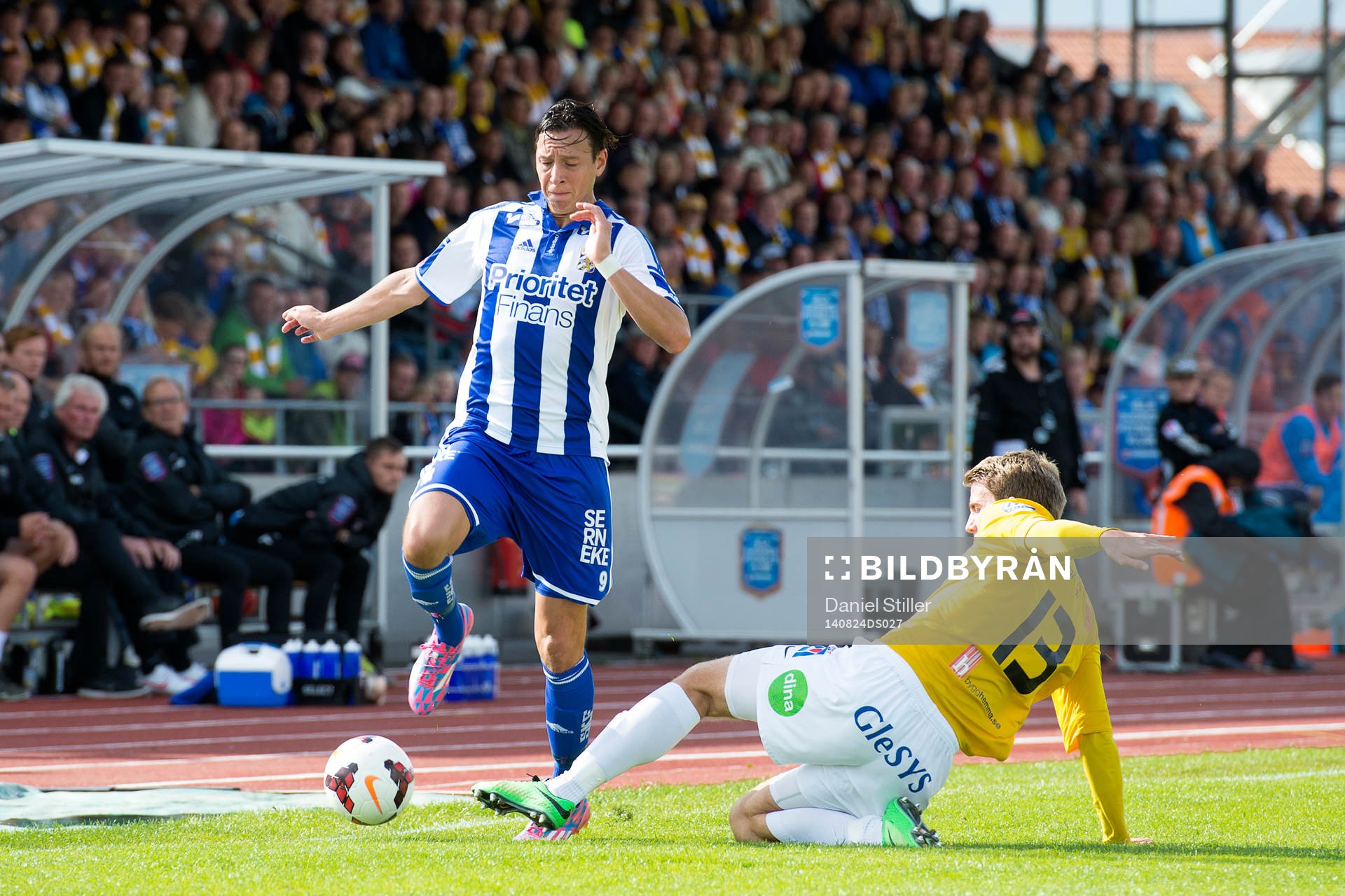 IFK Göteborgs Martin Smedberg Dalence i kamp med Falkenbergs Adam Eriksson under fotbollsmatchen i Allsvenskan mellan Falkenberg och IFK Göteborg den 24 augusti 2014 i Falkenberg.