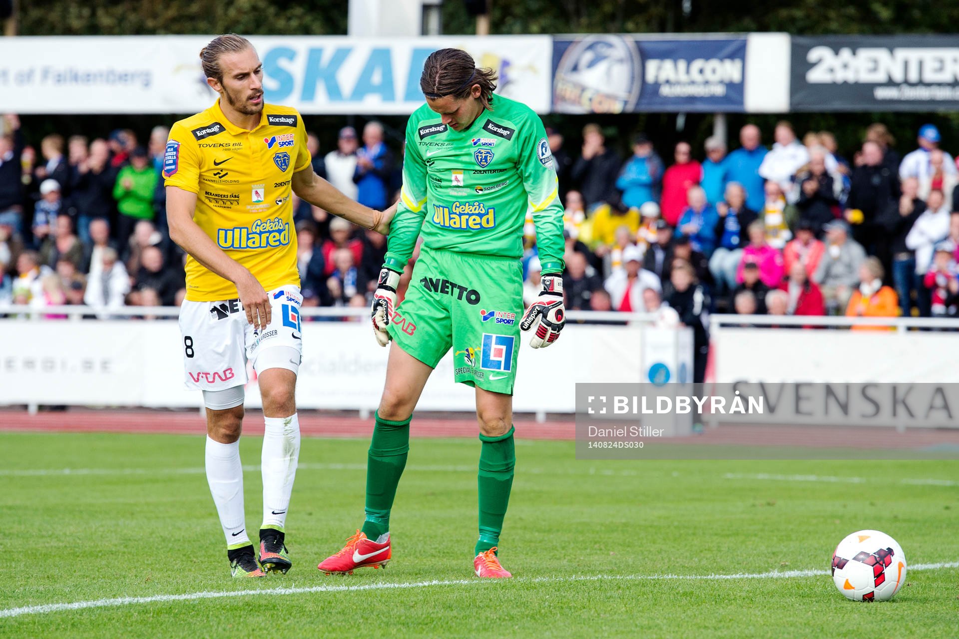 Falkenbergs Tobias Carlsson tröstar målvakt Otto Martler