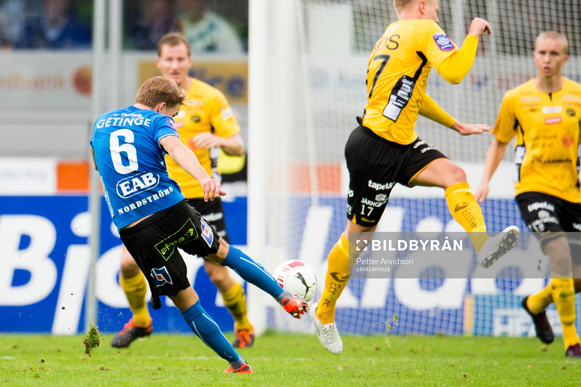 Halmstads Johan Blomberg skjuter in 1-1 på volley