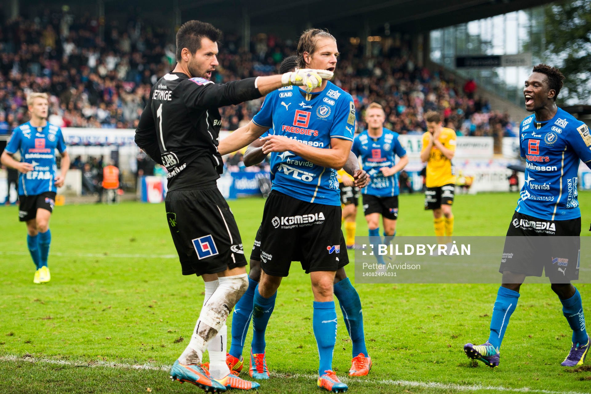 Halmstads målvakt Stojan Lukic kramas om av Fredrik