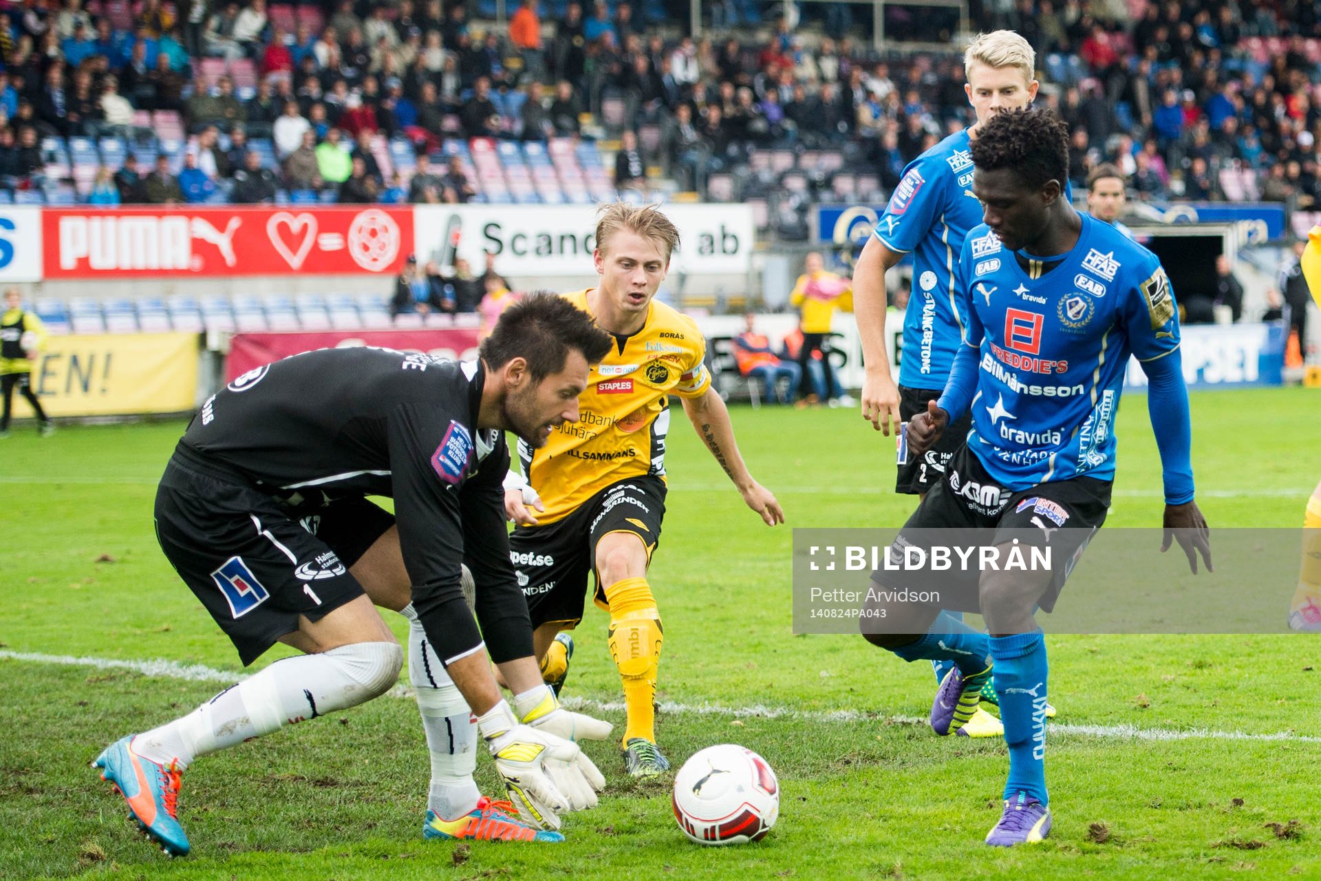 Halmstads målvakt Stojan Lukic plockar upp bollen framför