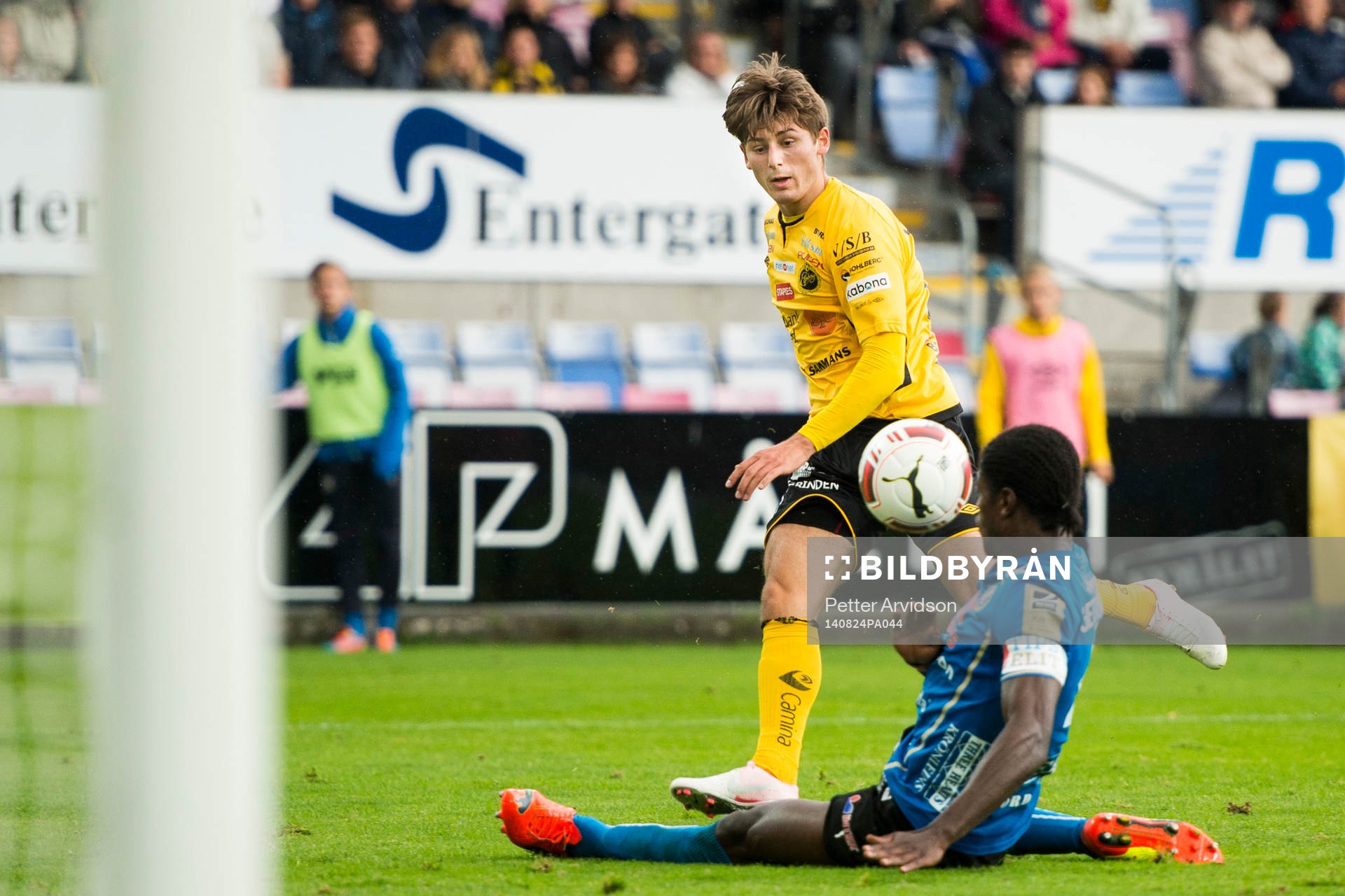 Elfsborgs Arber Zeneli slår bollen förbi Halmstads Joseph Baffo under fotbollsmatchen i Allsvenskan mellan Halmstad och Elfsborg den 24 augusti 2014 i Halmstad.