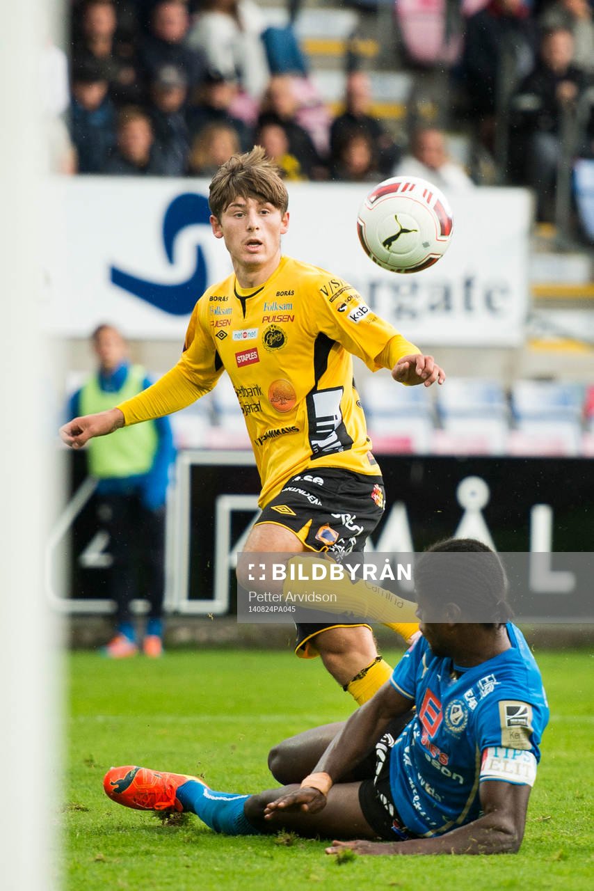 Elfsborgs Arber Zeneli slår bollen förbi Halmstads Joseph Baffo under fotbollsmatchen i Allsvenskan mellan Halmstad och Elfsborg den 24 augusti 2014 i Halmstad.