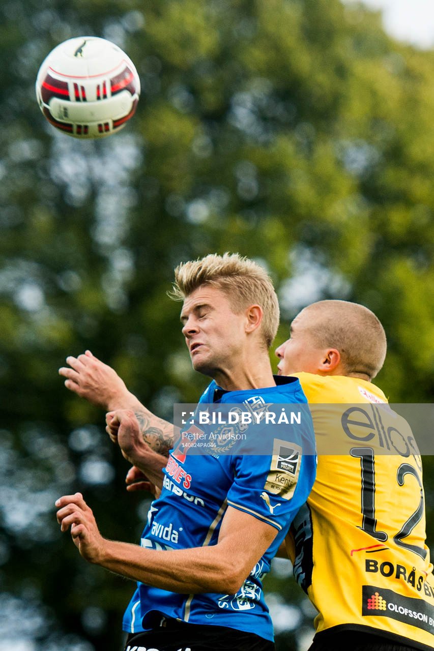 Halmstads Viktor Ljung i nickduell med Elfsborgs Sebastian