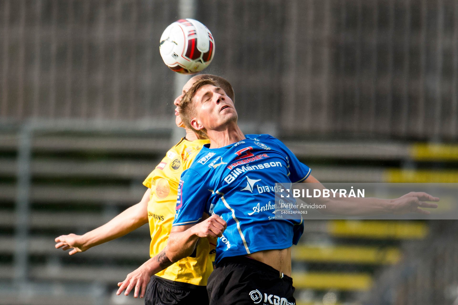 Halmstads Mikael Boman i nickduell med Elfsborgs Sebastian Holmén under fotbollsmatchen i Allsvenskan mellan Halmstad och Elfsborg den 24 augusti 2014 i Halmstad.