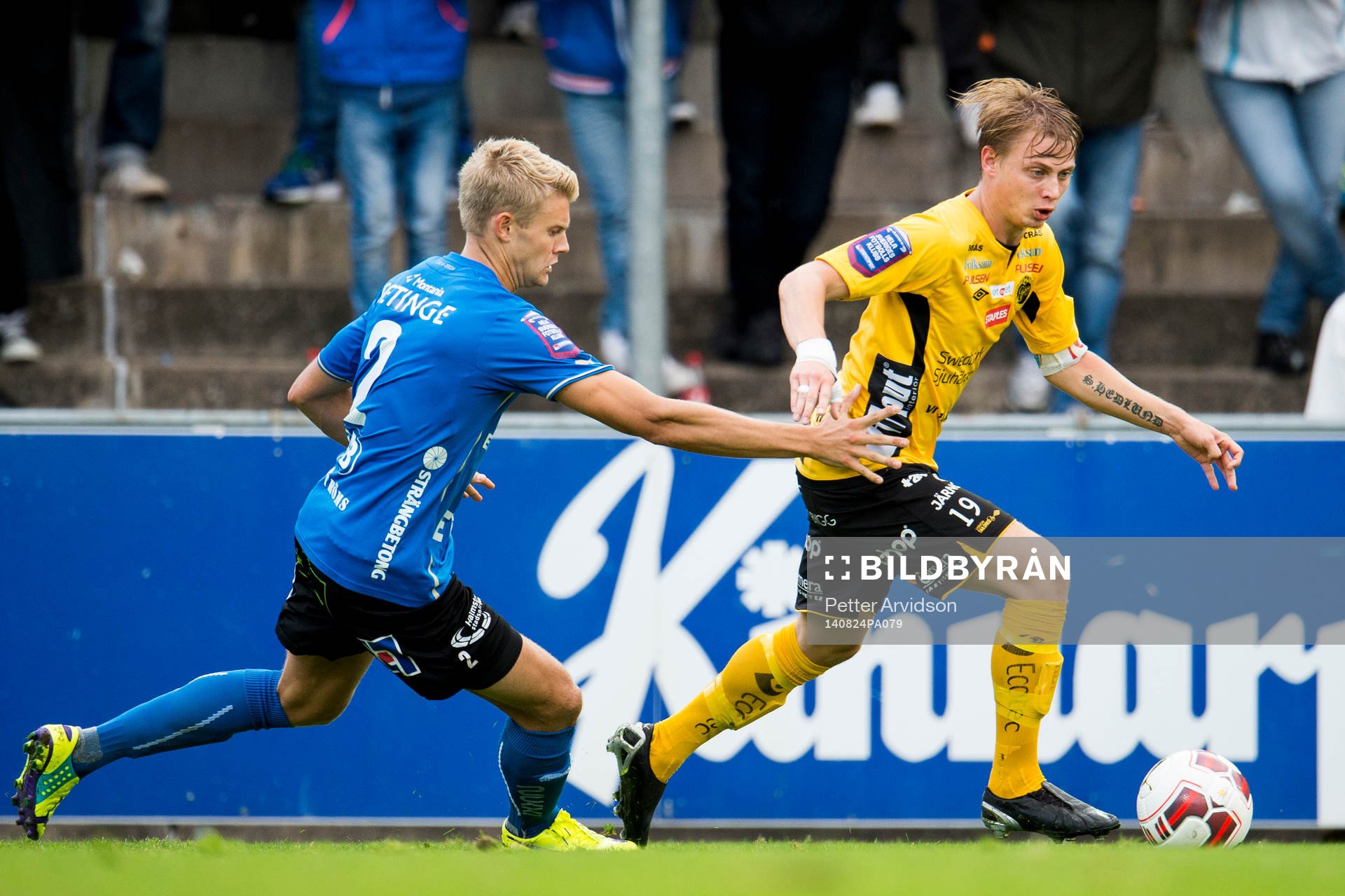 Halmstads Viktor Ljung jagar Elfsborgs Simon Hedlund under fotbollsmatchen i Allsvenskan mellan Halmstad och Elfsborg den 24 augusti 2014 i Halmstad.
