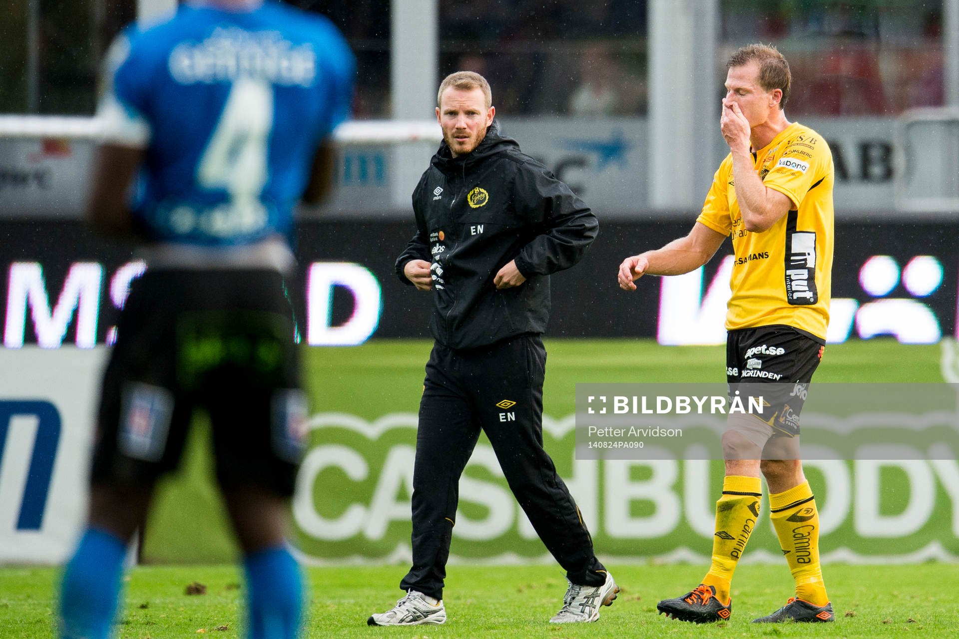 Elfsborgs Daniel Mobaeck lämnar planen skadad