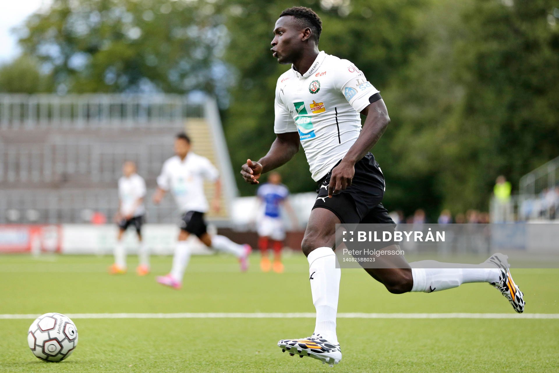 Örebros Alhassan Kamara gör 0-1 under fotbollsmatchen i Allsvenskan mellan Åtvidaberg och Örebro den 25 augusti 2014 i Åtvidaberg.