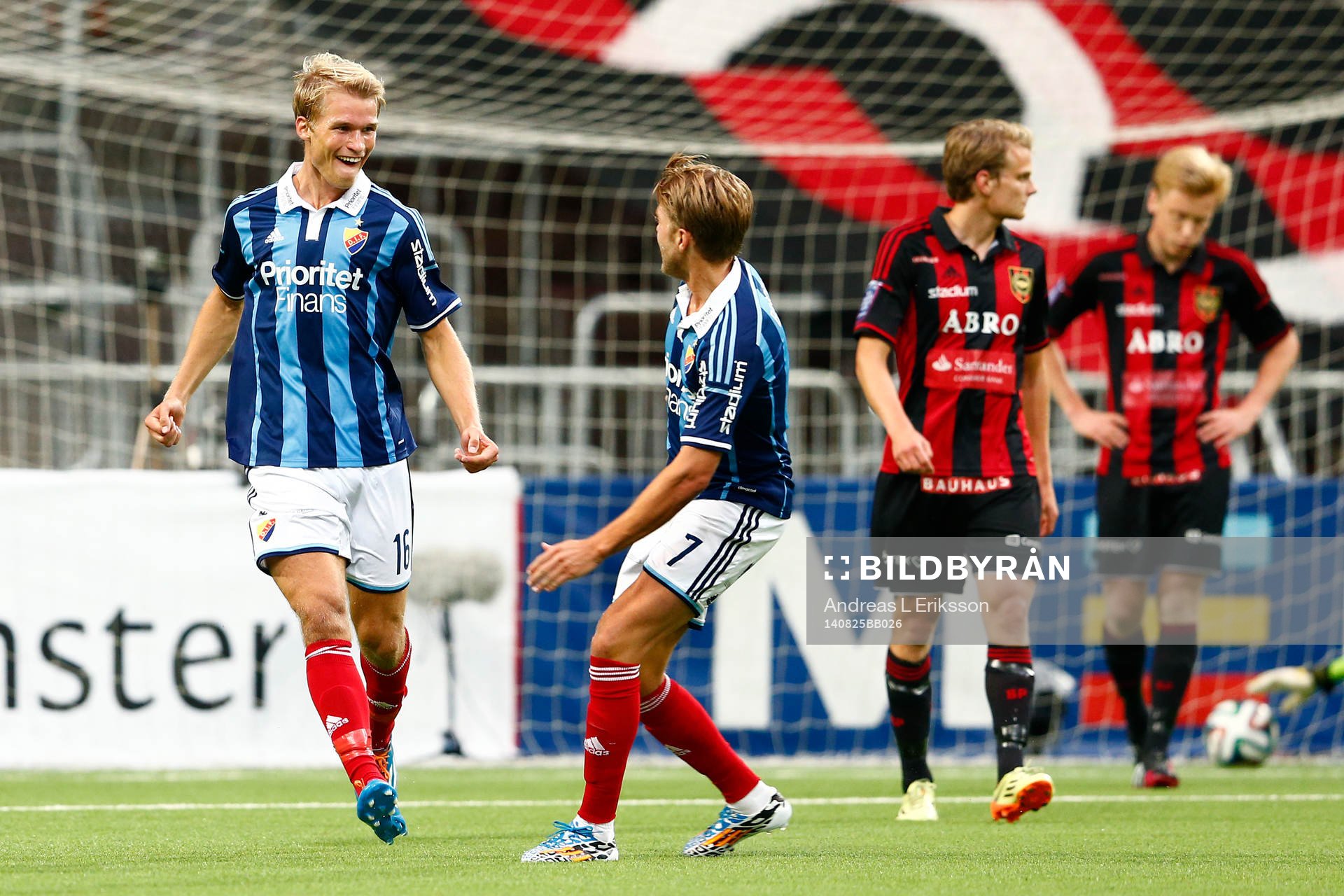 Djurgårdens Sebastian Andersson jublar med Martin Broberg