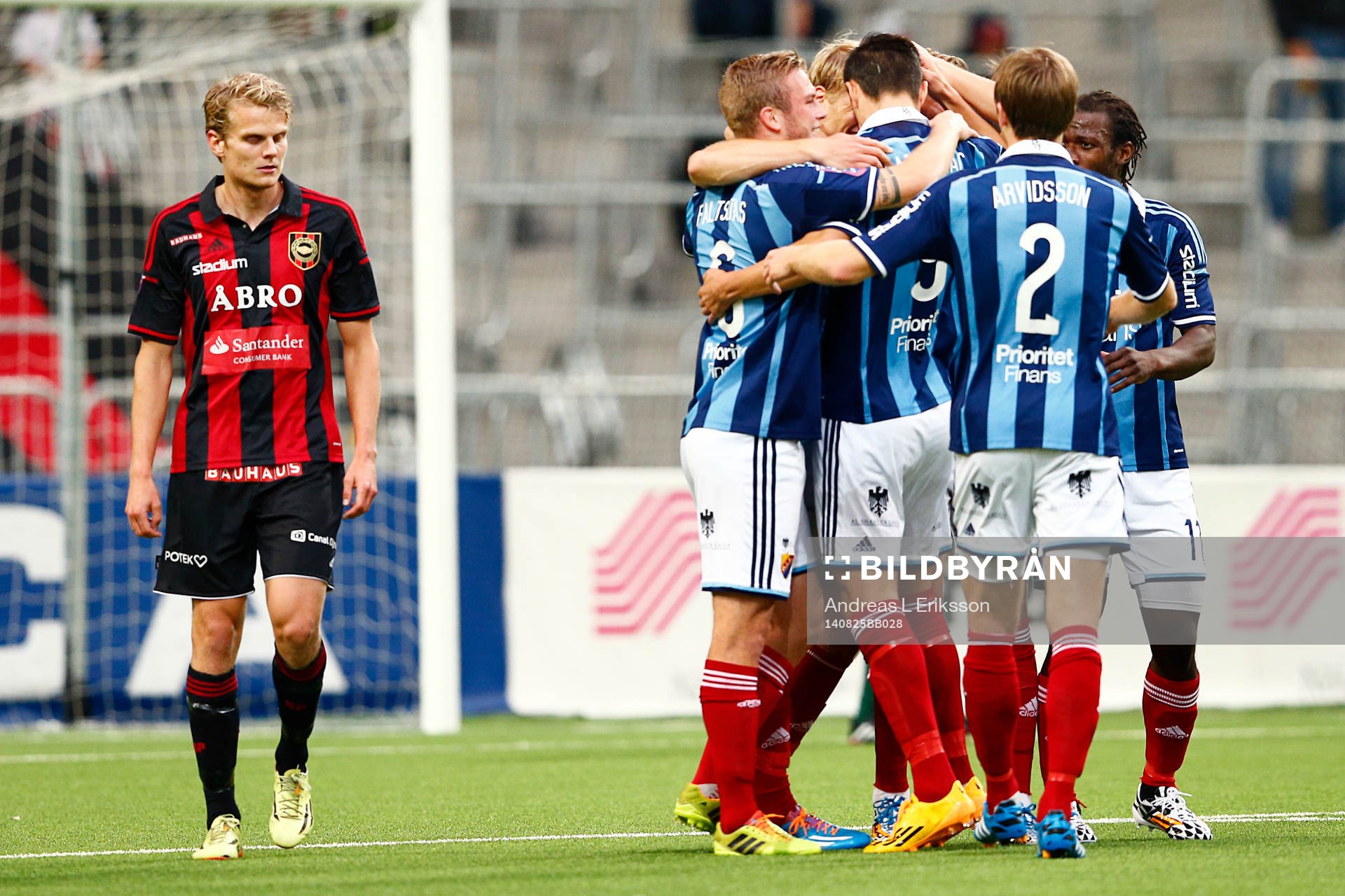 Djurgårdens Sebastian Andersson firas av lagkamraterna