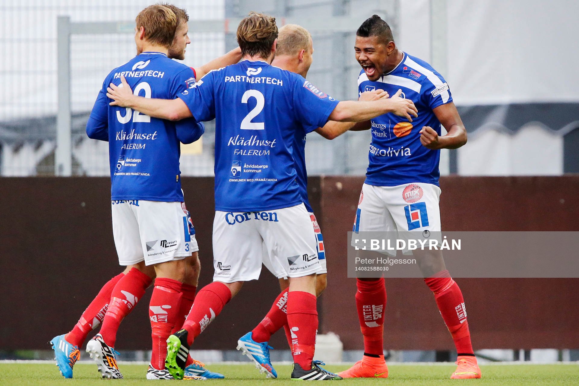 Åtvidabergs Ricardo Santos (th) jublar med lagkamraterna