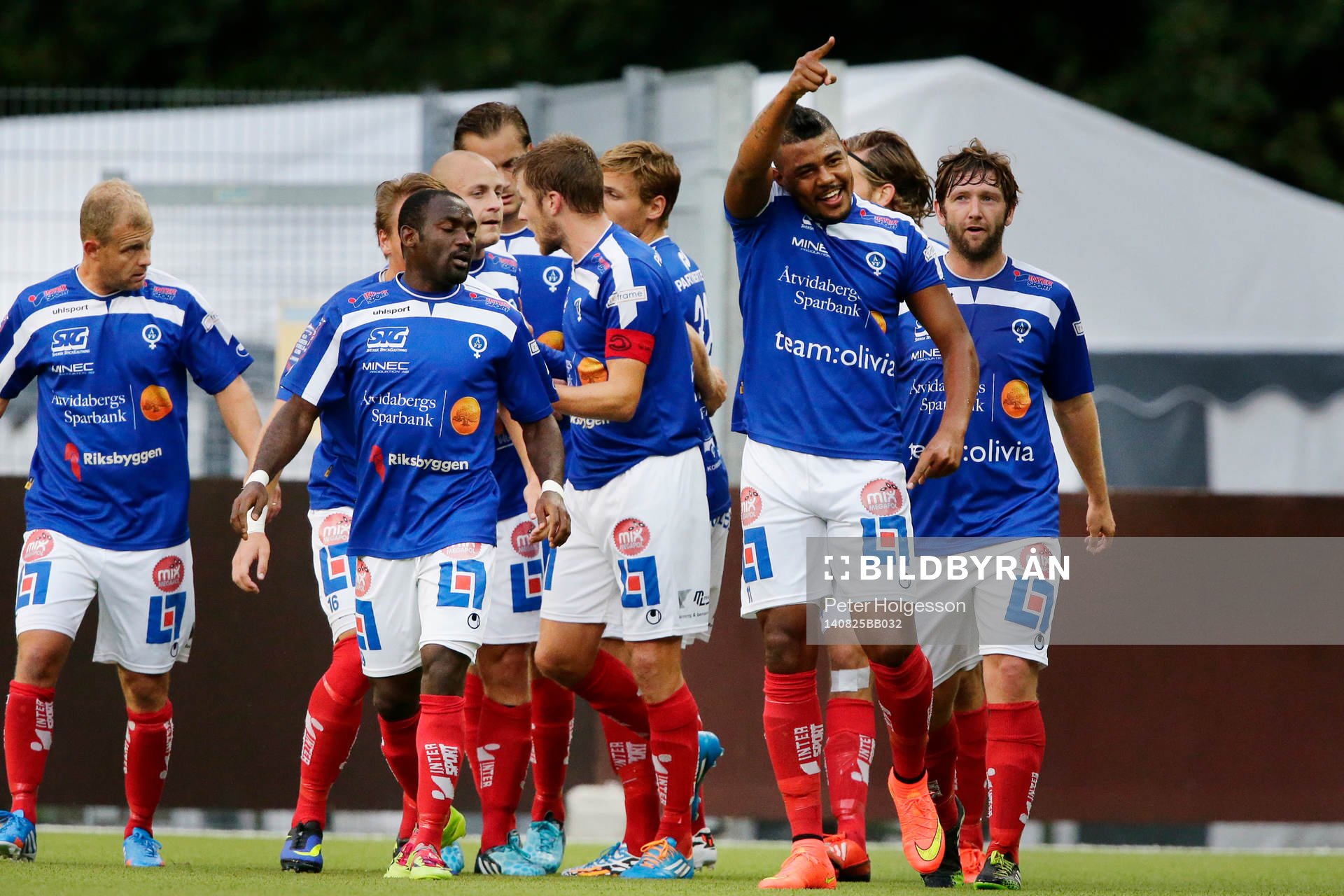 Åtvidabergs Ricardo Santos (th) jublar med lagkamraterna