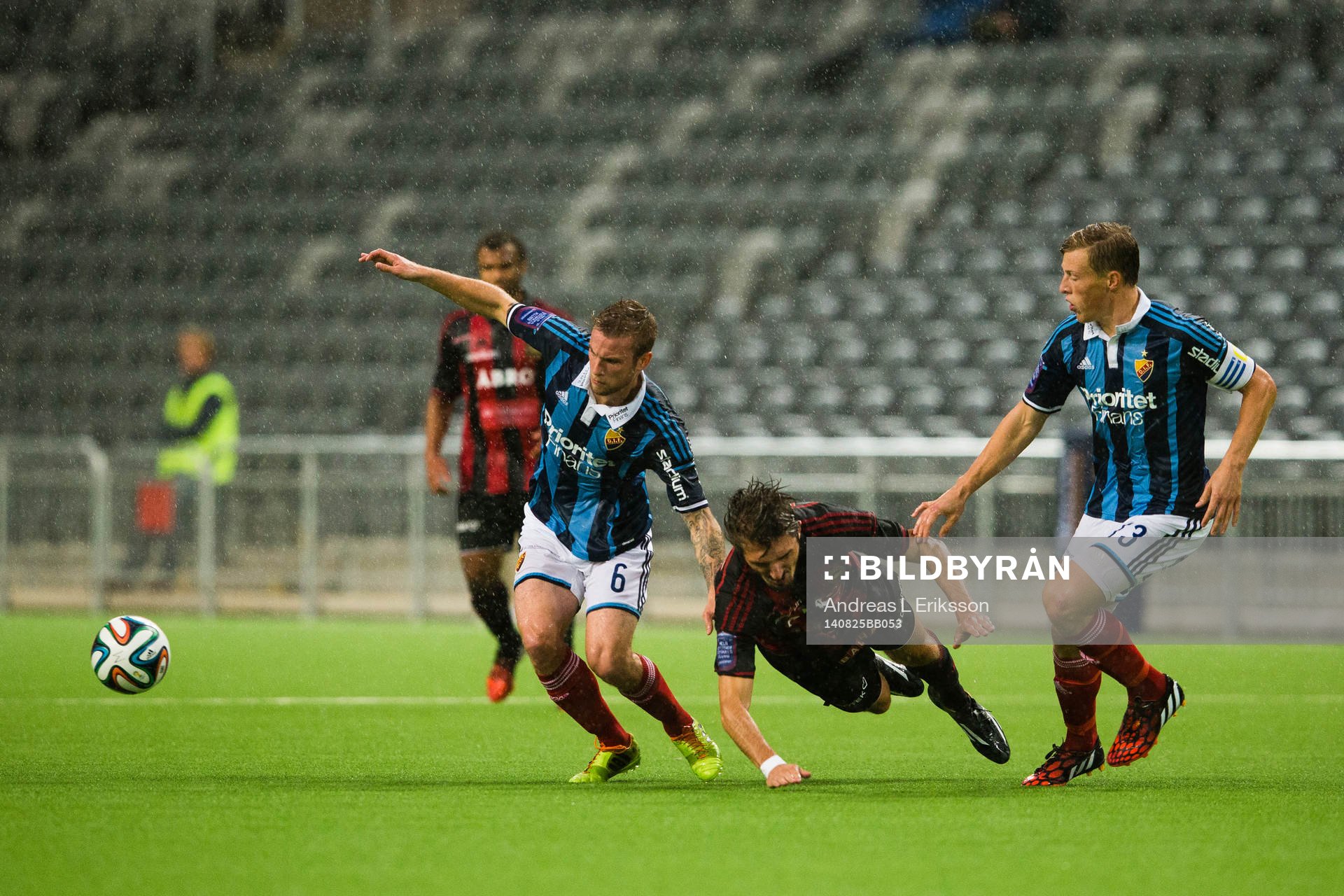 Djurgårdens Aleksander Faltsetas (v) och Emil Bergström (h) försvarar sig mot Brommapojkarnas Dardan Rexhepi under fotbollsmatchen i Allsvenskan mellan Brommapojkarna och Djurgården den 25 augusti 2014 i Stockholm.
