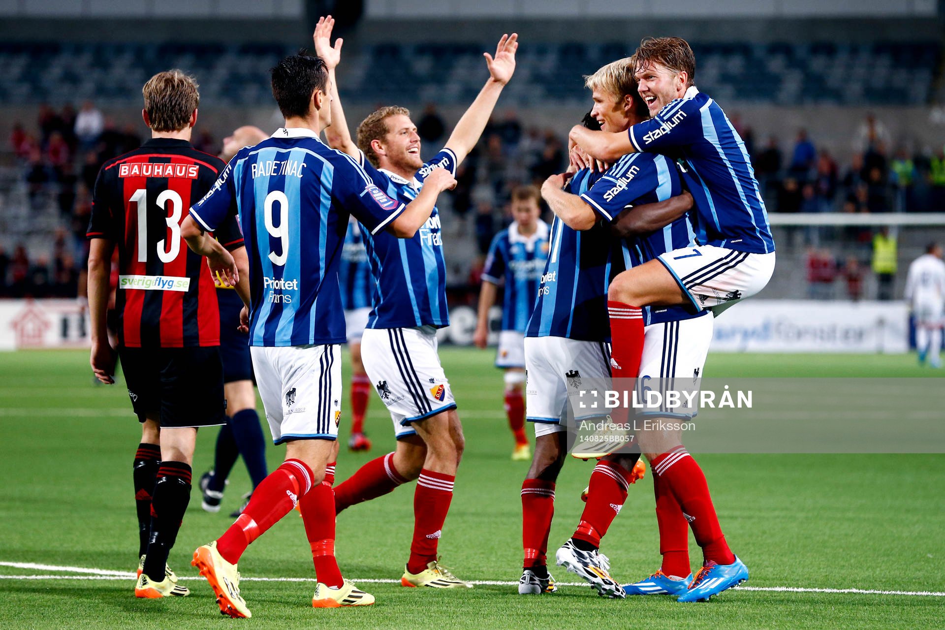 Djurgårdens Sebastian Andersson blir omkramad av sina