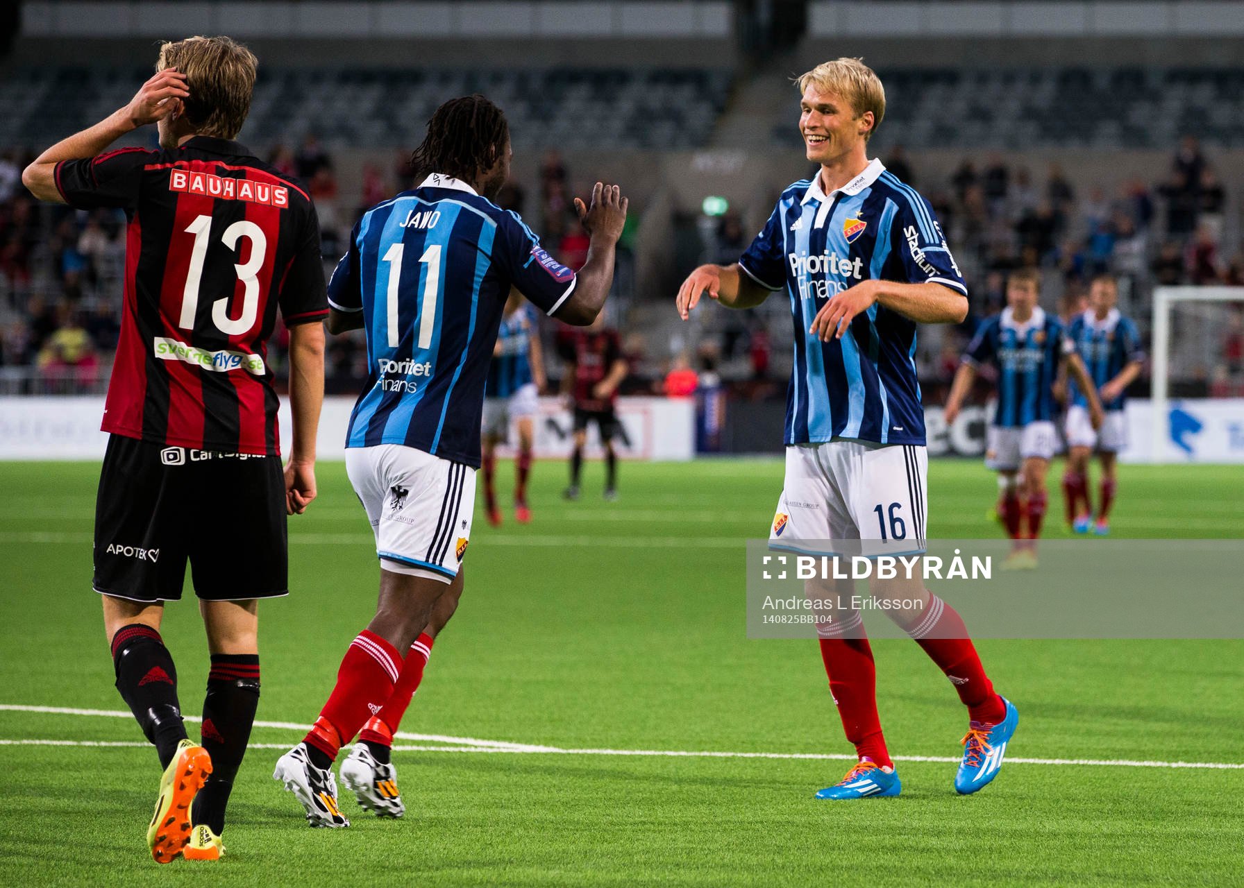 Djurgårdens Amadou Jawo gratulerar Sebastian Andersson
