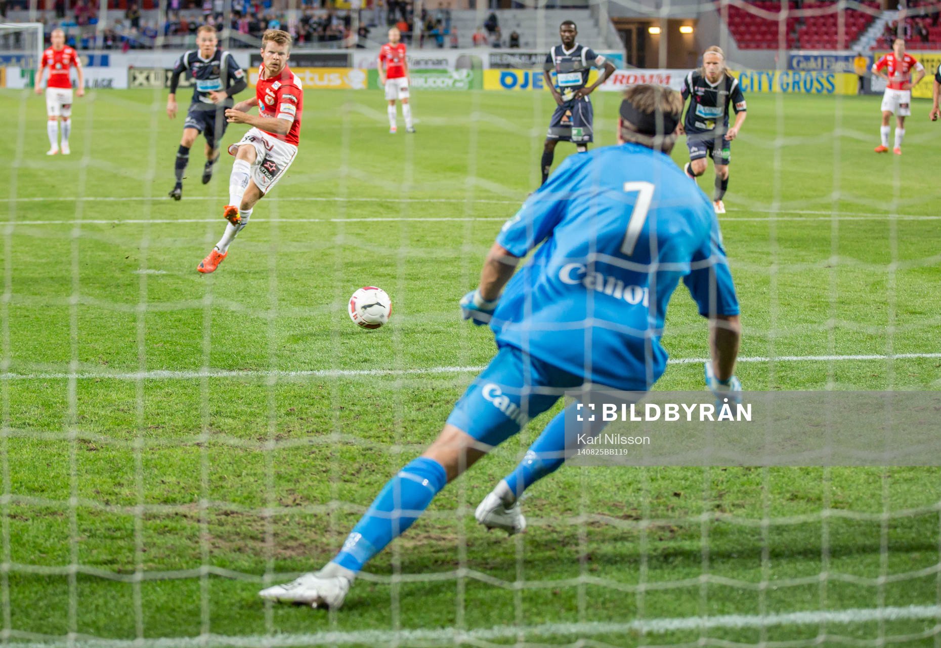 Kalmars Måns Söderqvist slår en straff som Gefles