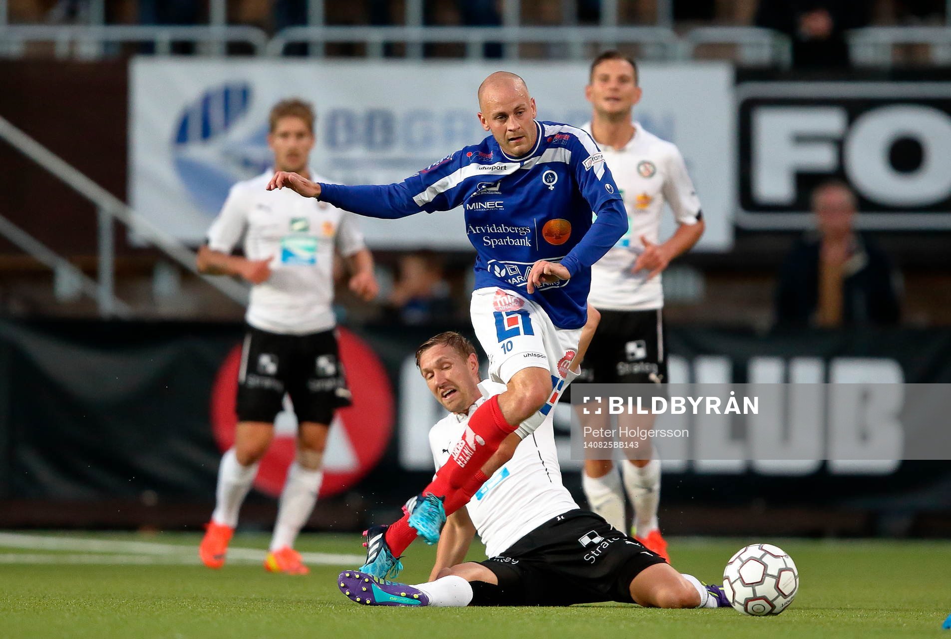 Åtvidabergs Daniel Sjölund över Marcus Pode