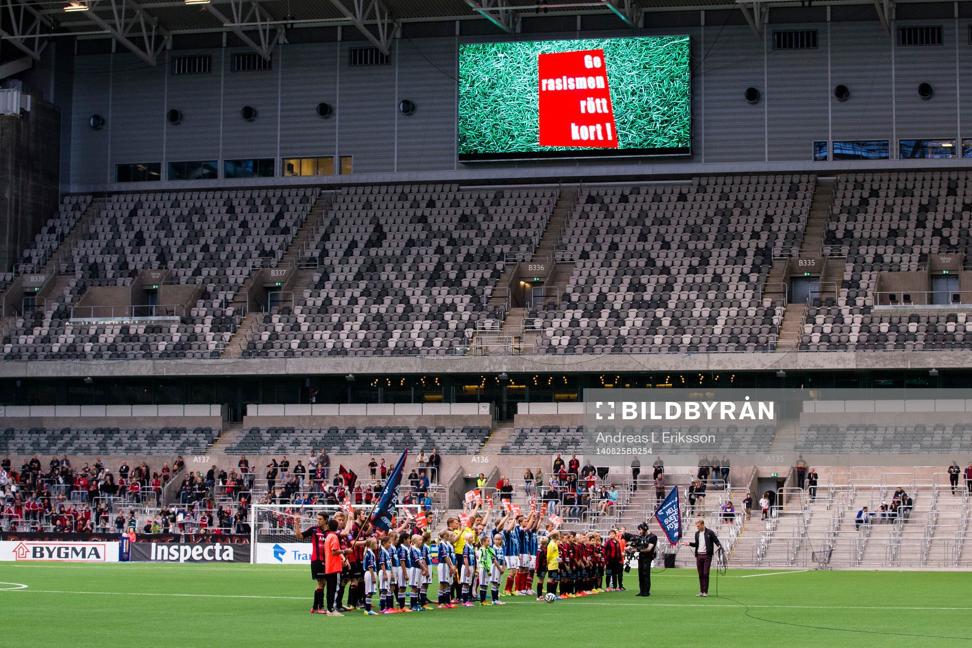 Djurgårdens och Brommapojkarnas spelare håller upp röda