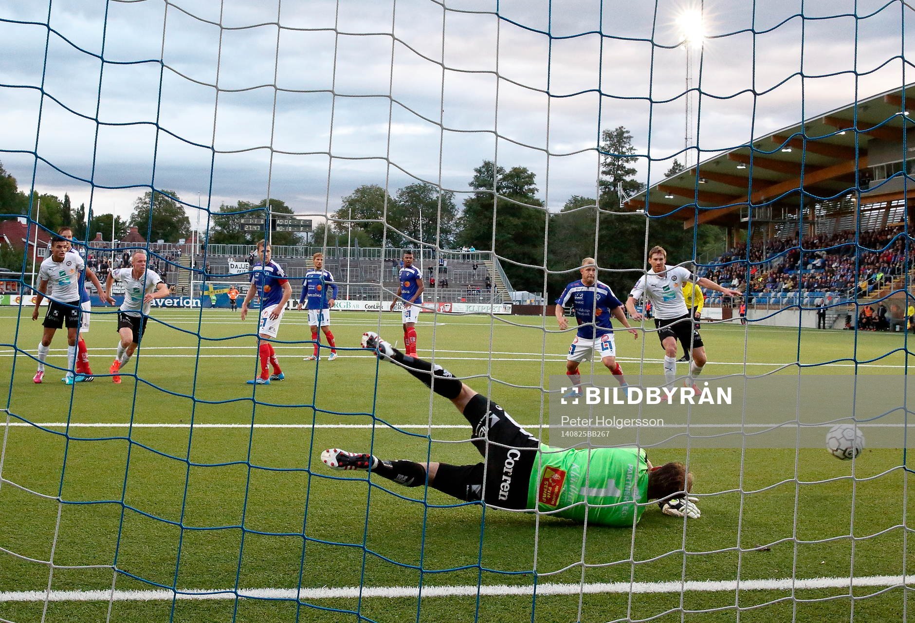 Räddning av Åtvidabergs målvakt Henrik Gustavsson under fotbollsmatchen i Allsvenskan mellan Åtvidaberg och Örebro den 25 augusti 2014 i Åtvidaberg.
