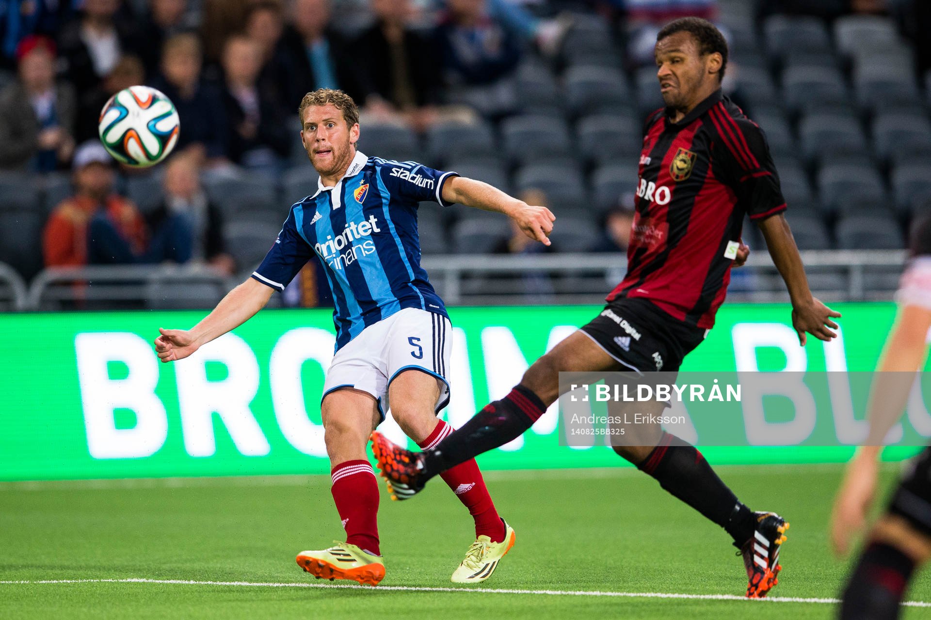 Djurgårdens Stefan Karlsson med ett inlägg förbi