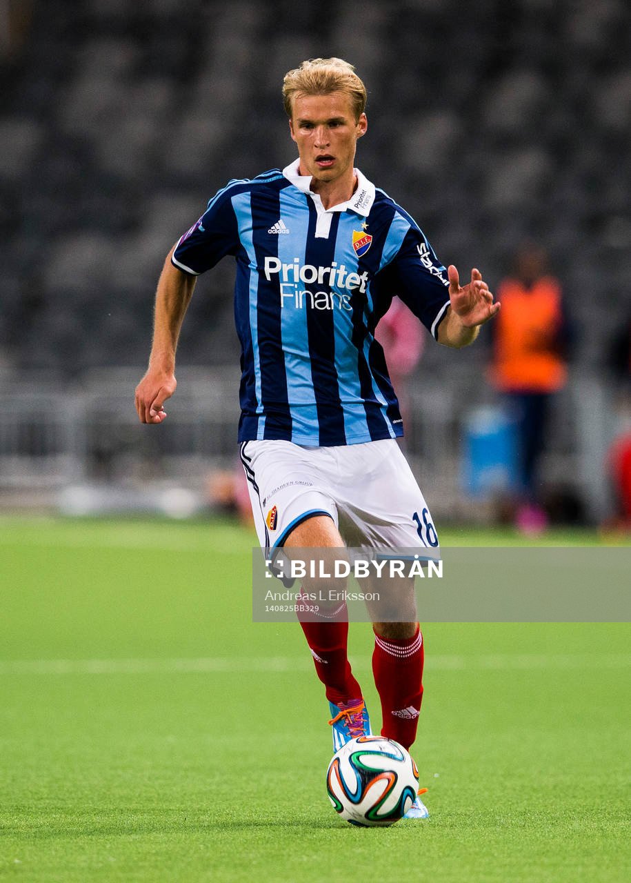 Djurgårdens Sebastian Andersson med bollen