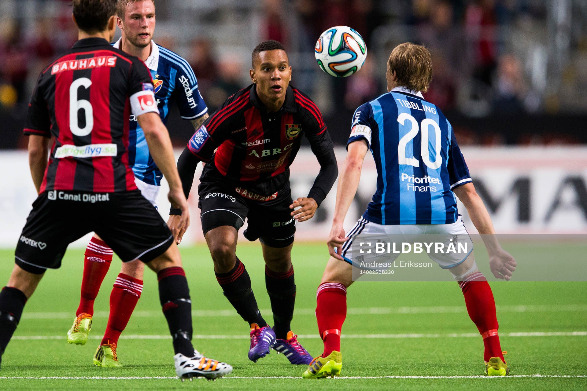 Brommapojkarnas Seth Hellberg i duell om bollen med