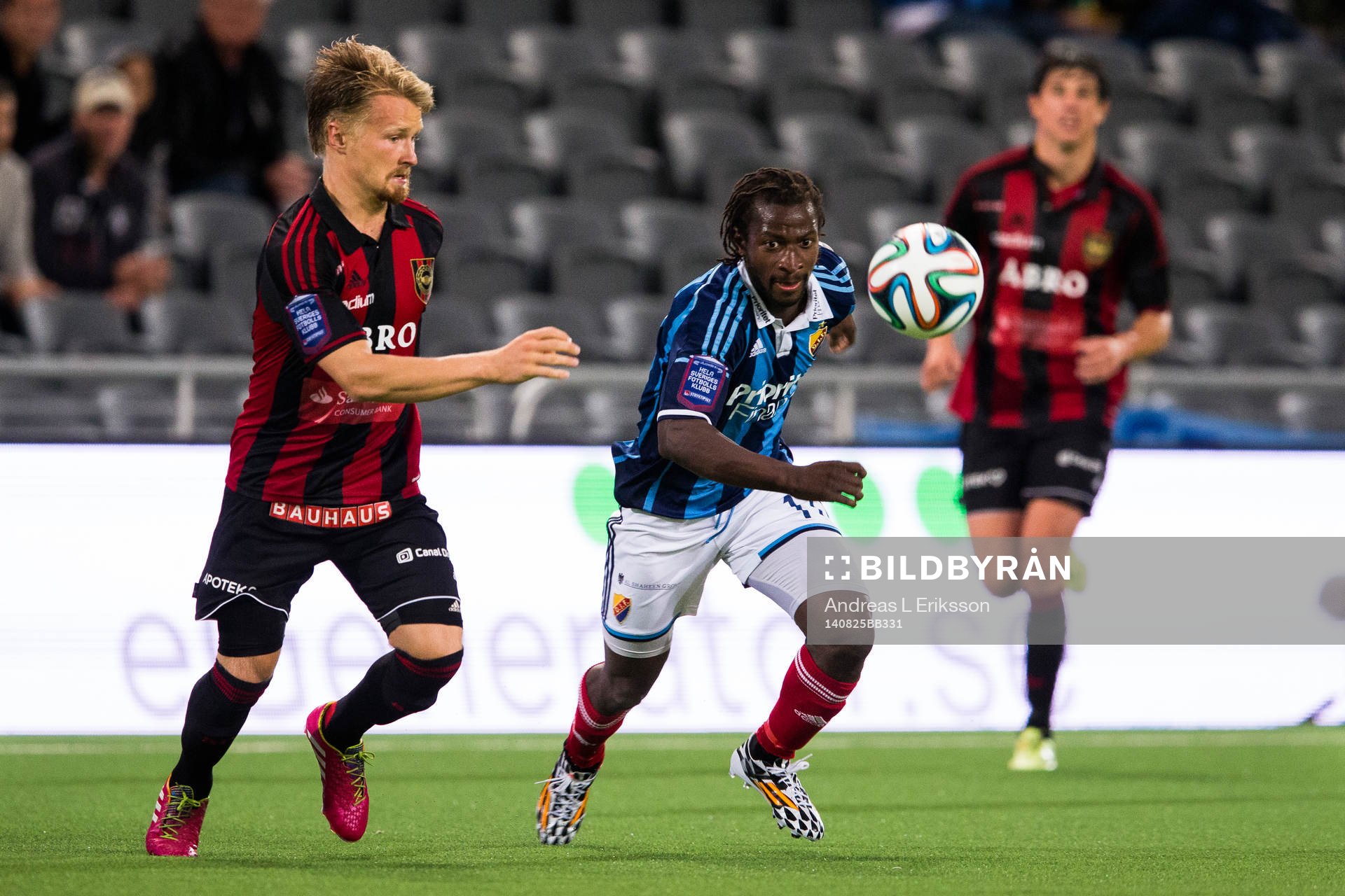 Brommapojkarnas Jacob Une Larsson och Djurgårdens Amadou Jawo jagar bollen under fotbollsmatchen i Allsvenskan mellan Brommapojkarna och Djurgården den 25 augusti 2014 i Stockholm.