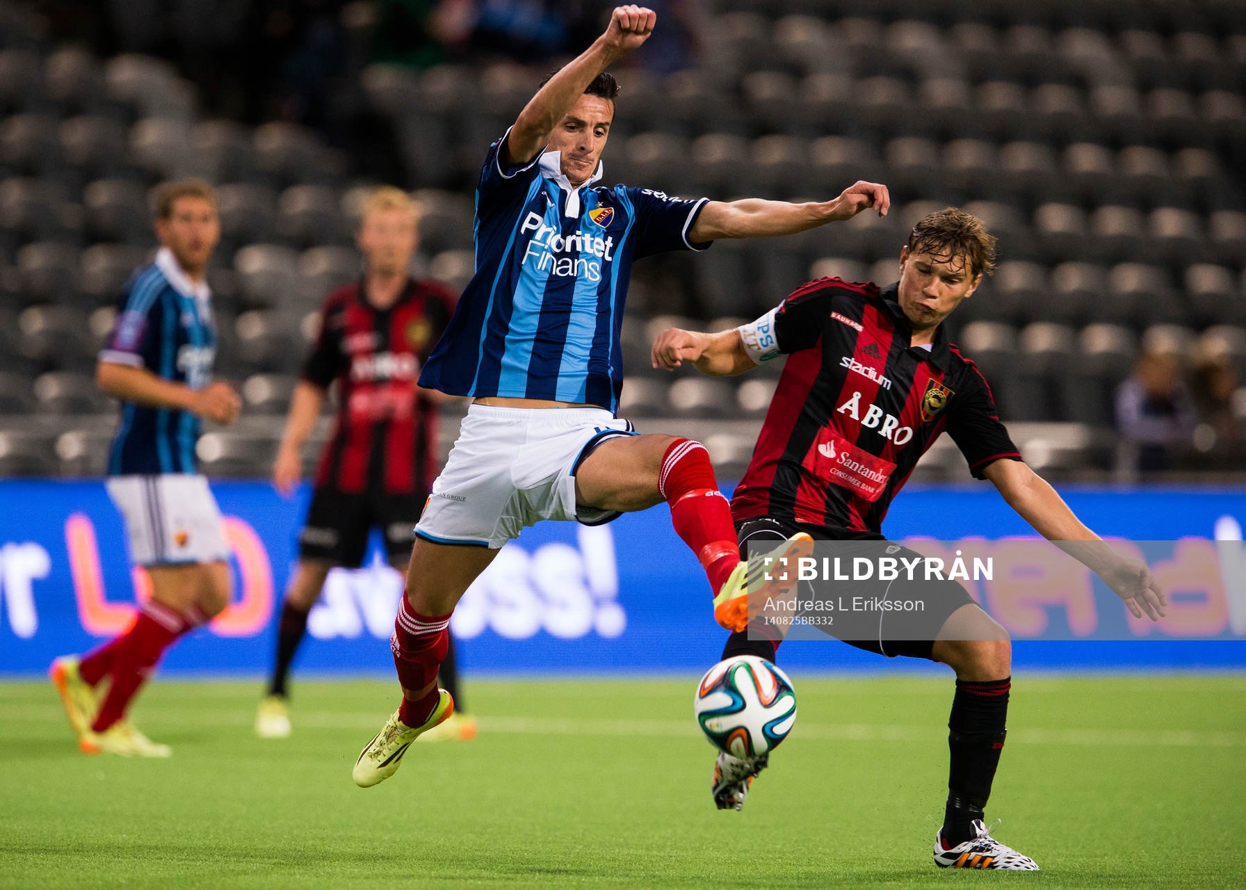 Djurgårdens Haris Radetinac i kamp om bollen med