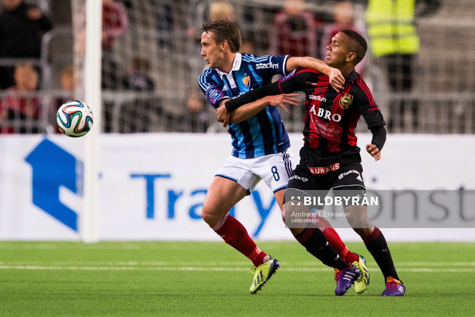 Djurgårdens Andreas Johansson i kamp om bollen med