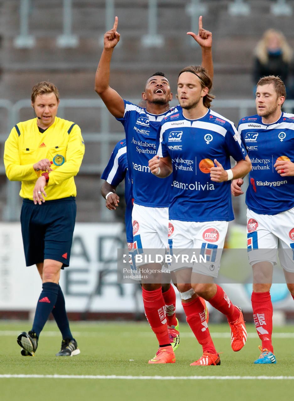 Åtvidabergs Ricardo Santos jublar efter mål 1-1, bakom Åtvidabergs Tom Pettersson, intill Daniel Hallingström och domare Markus Strömbergsson under fotbollsmatchen i Allsvenskan mellan Åtvidaberg och Örebro den 25 augusti 2014 i Åtvidaberg.