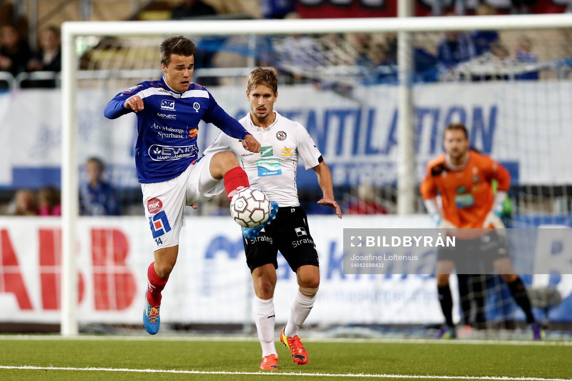 Åtvidabergs Simon Skrabb med bollen framför Daniel