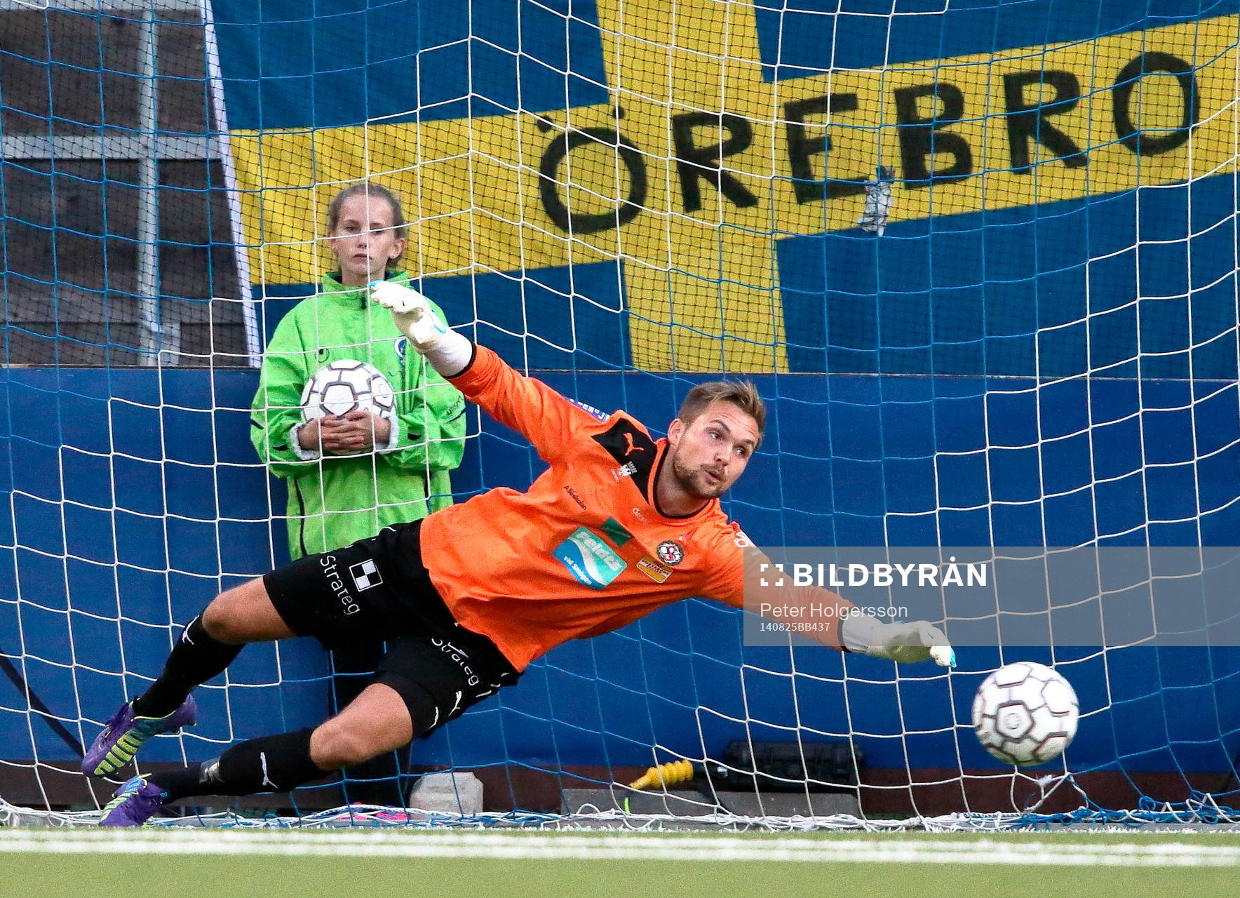 Räddning av målvakt Oscar Jansson