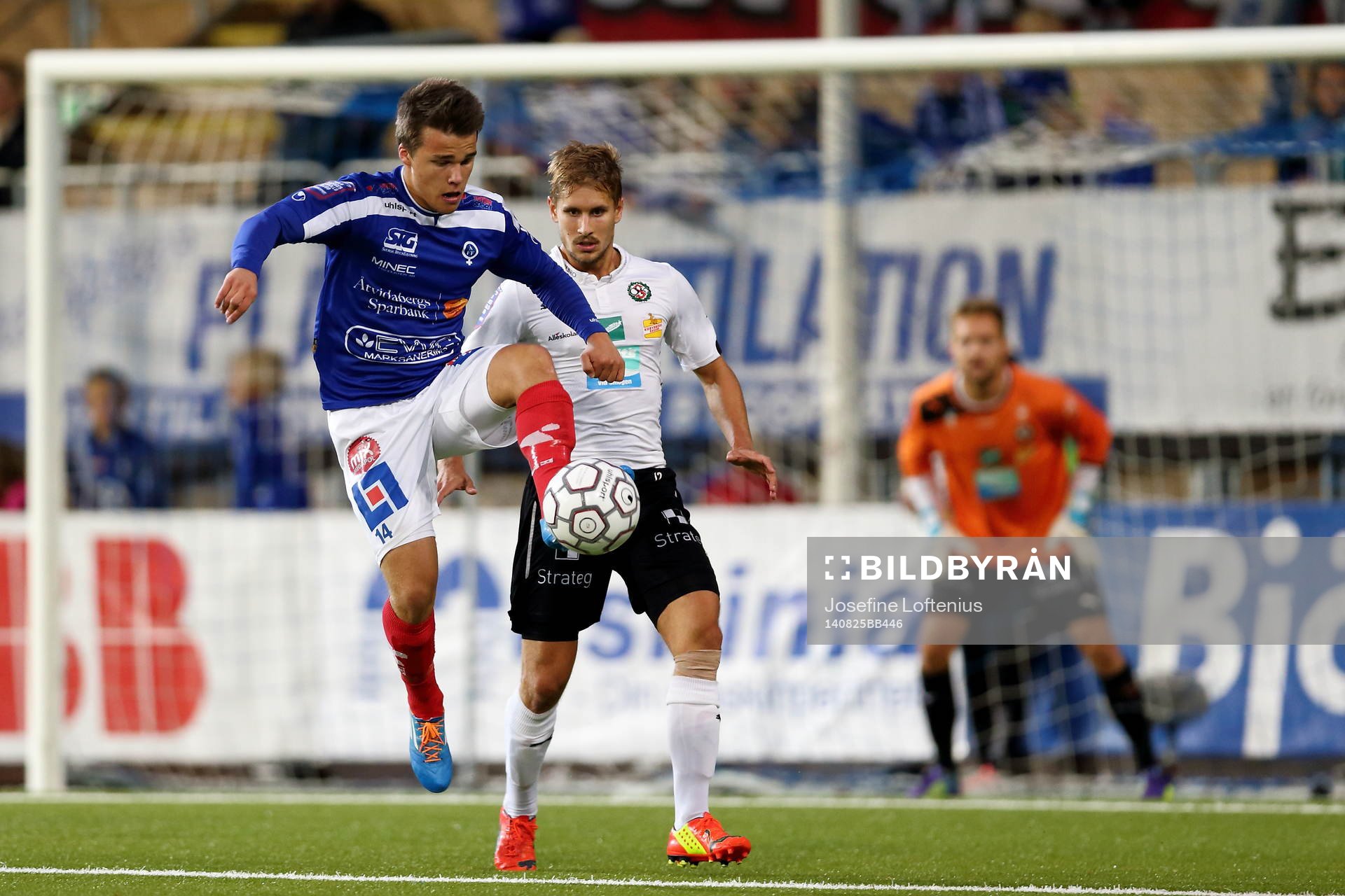 Åtvidabergs Simon Skrabb med bollen framför Daniel Björnquist under fotbollsmatchen i Allsvenskan mellan Åtvidaberg och Örebro den 25 augusti 2014 i Åtvidaberg.