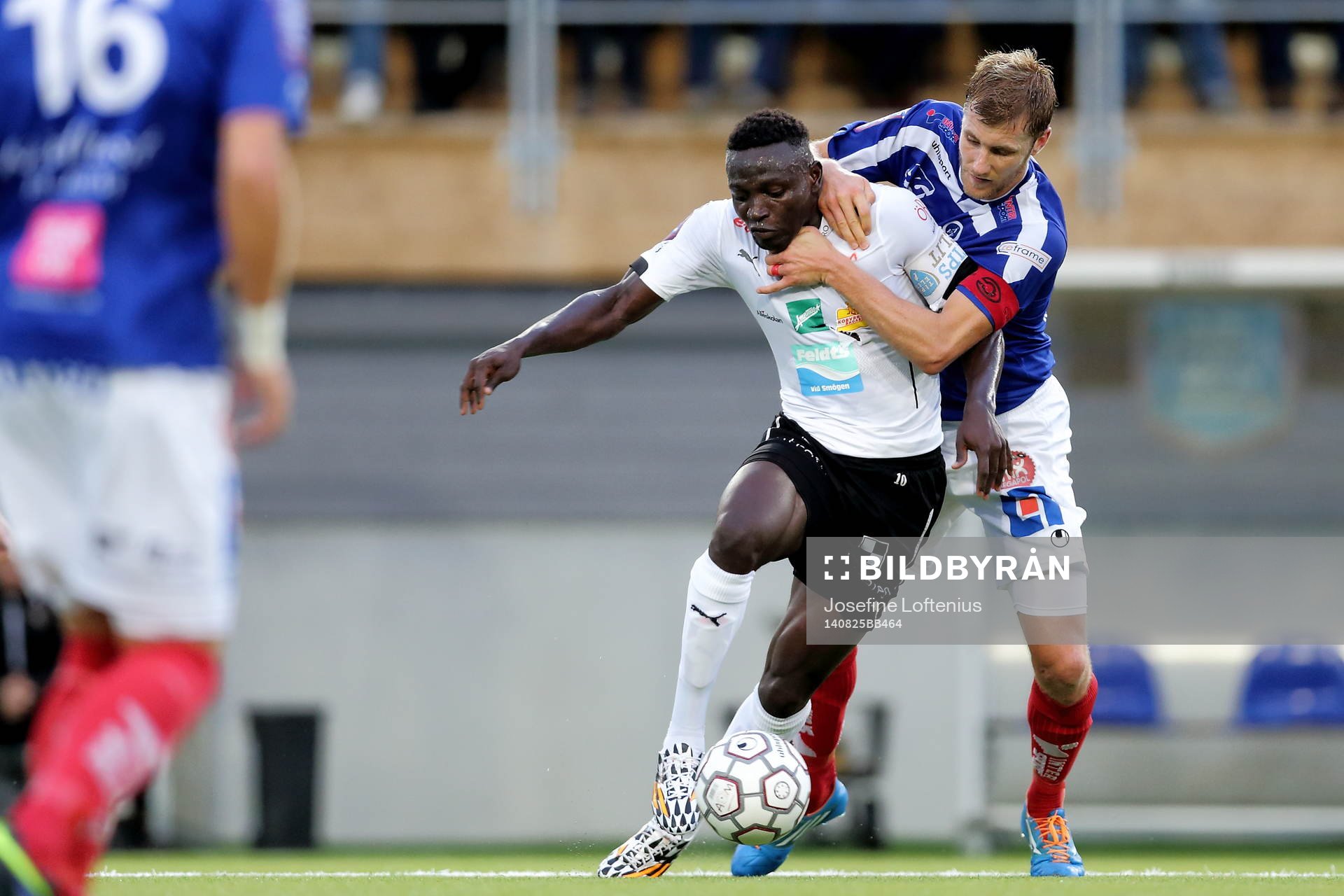 Alhassan Kamara och Åtvidabergs Daniel Hallingström under fotbollsmatchen i Allsvenskan mellan Åtvidaberg och Örebro den 25 augusti 2014 i Åtvidaberg.