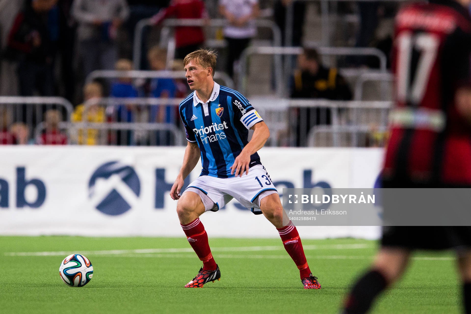 Djurgårdens Emil Bergström med bollen