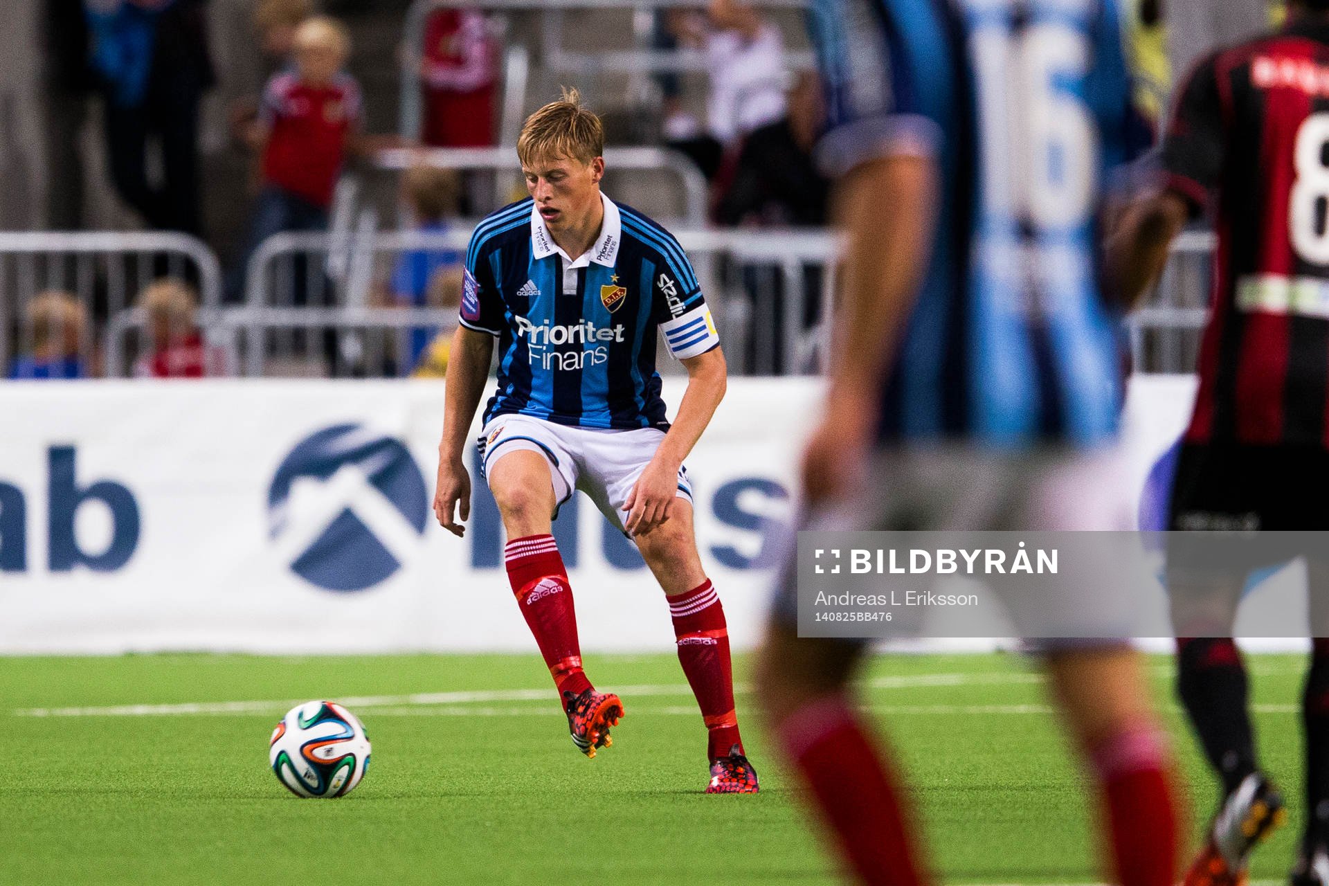 Djurgårdens Emil Bergström med bollen under fotbollsmatchen i Allsvenskan mellan Brommapojkarna och Djurgården den 25 augusti 2014 i Stockholm.