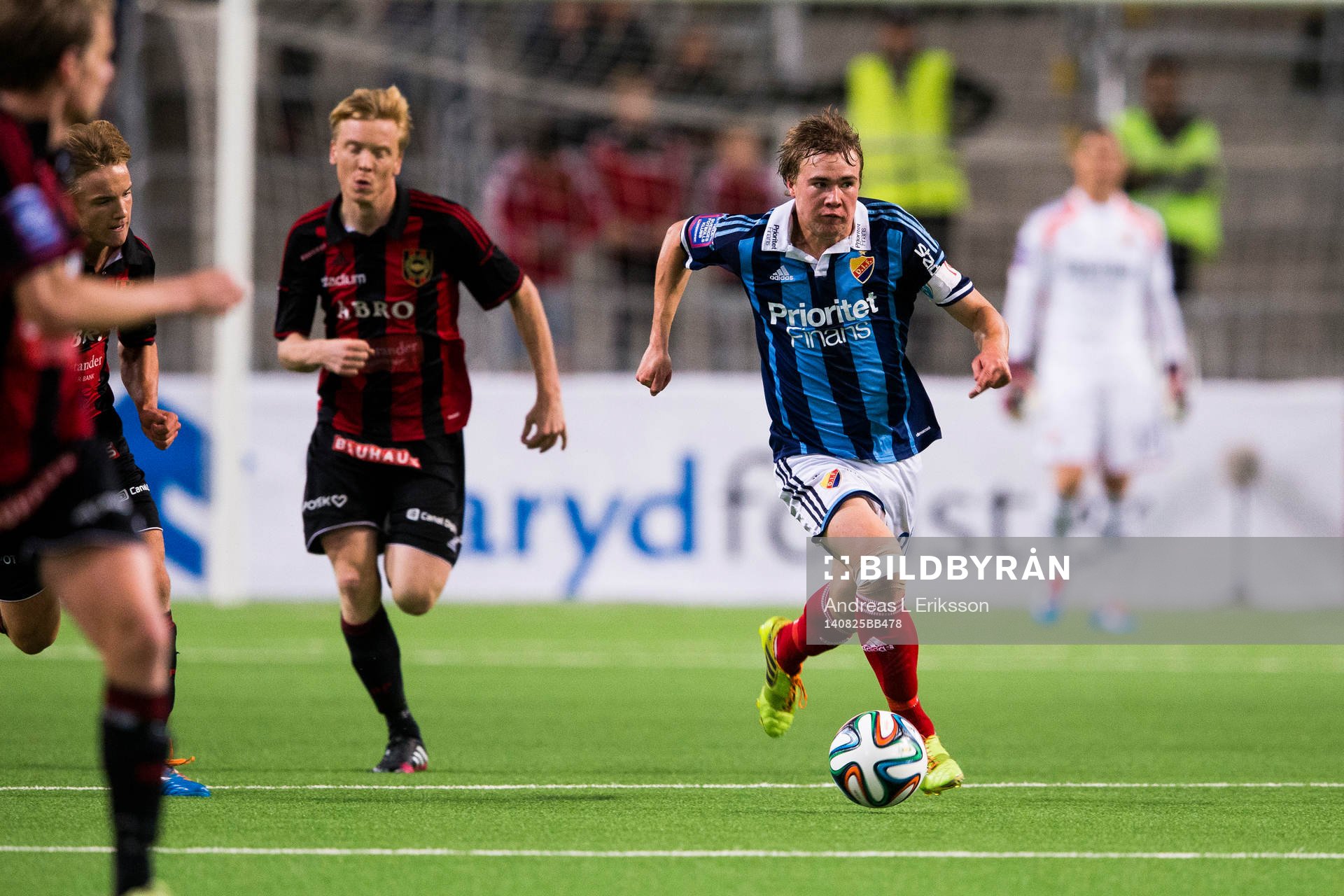 Djurgårdens Simon Tibbling med bollen
