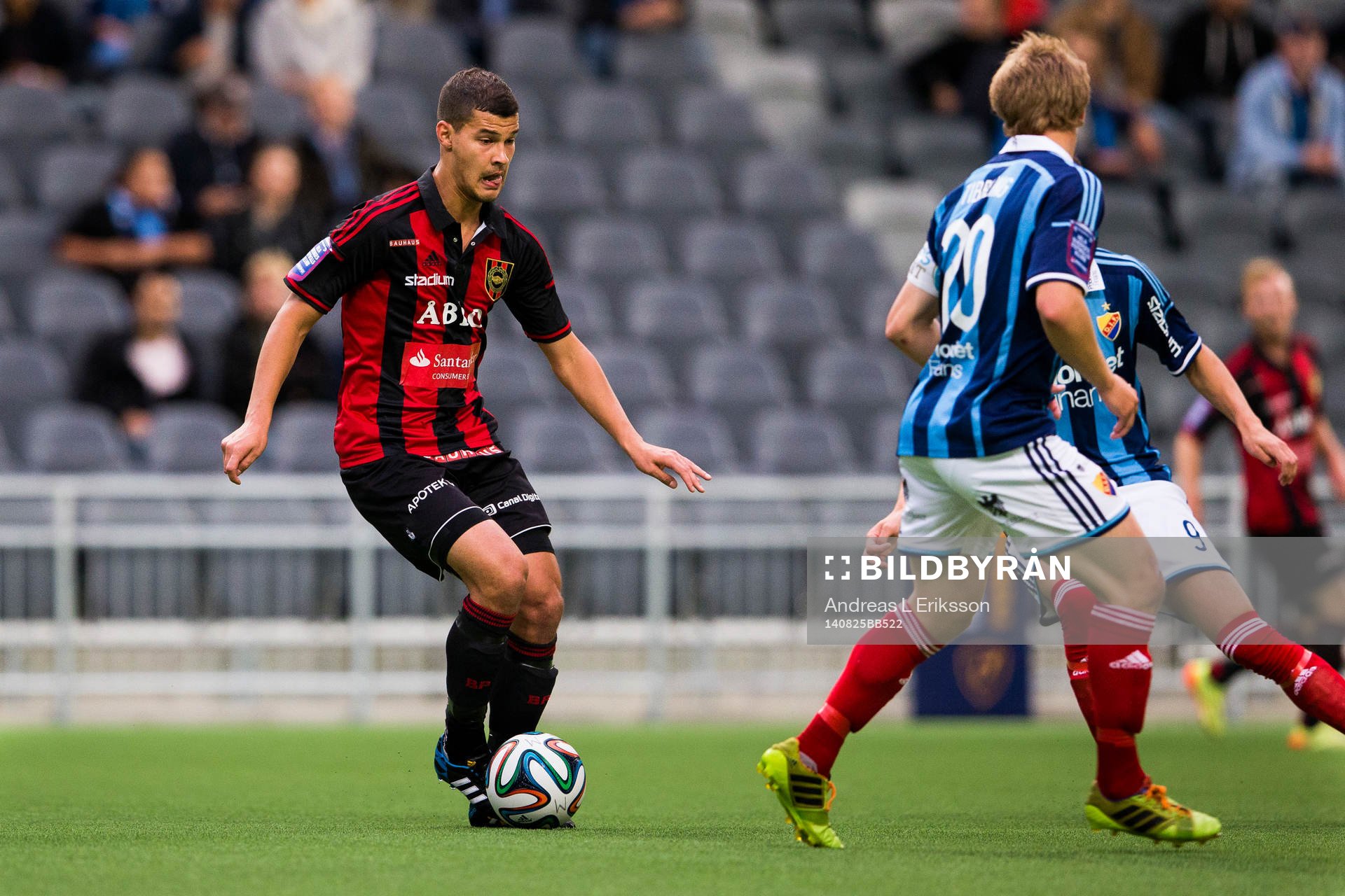 Brommapojkarnas Mauricio Albornoz med bollen