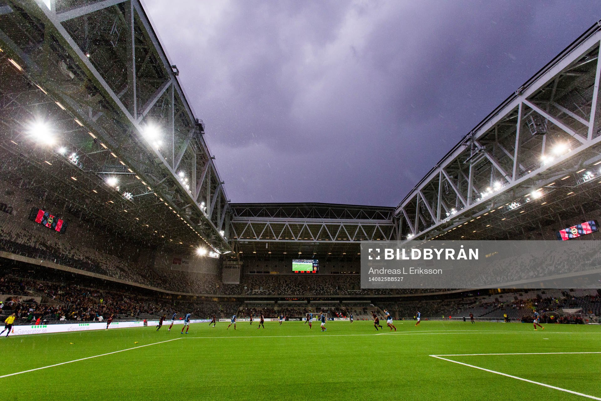 Regnet öser ner på Tele2 Arena