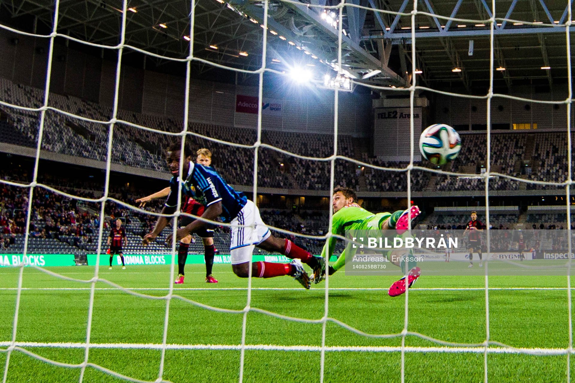 Djurgårdens Amadou Jawo nickar in 2-0 för Djurgården bakom Brommapojkarnas målvakt Davor Blazevic under fotbollsmatchen i Allsvenskan mellan Brommapojkarna och Djurgården den 25 augusti 2014 i Stockholm.