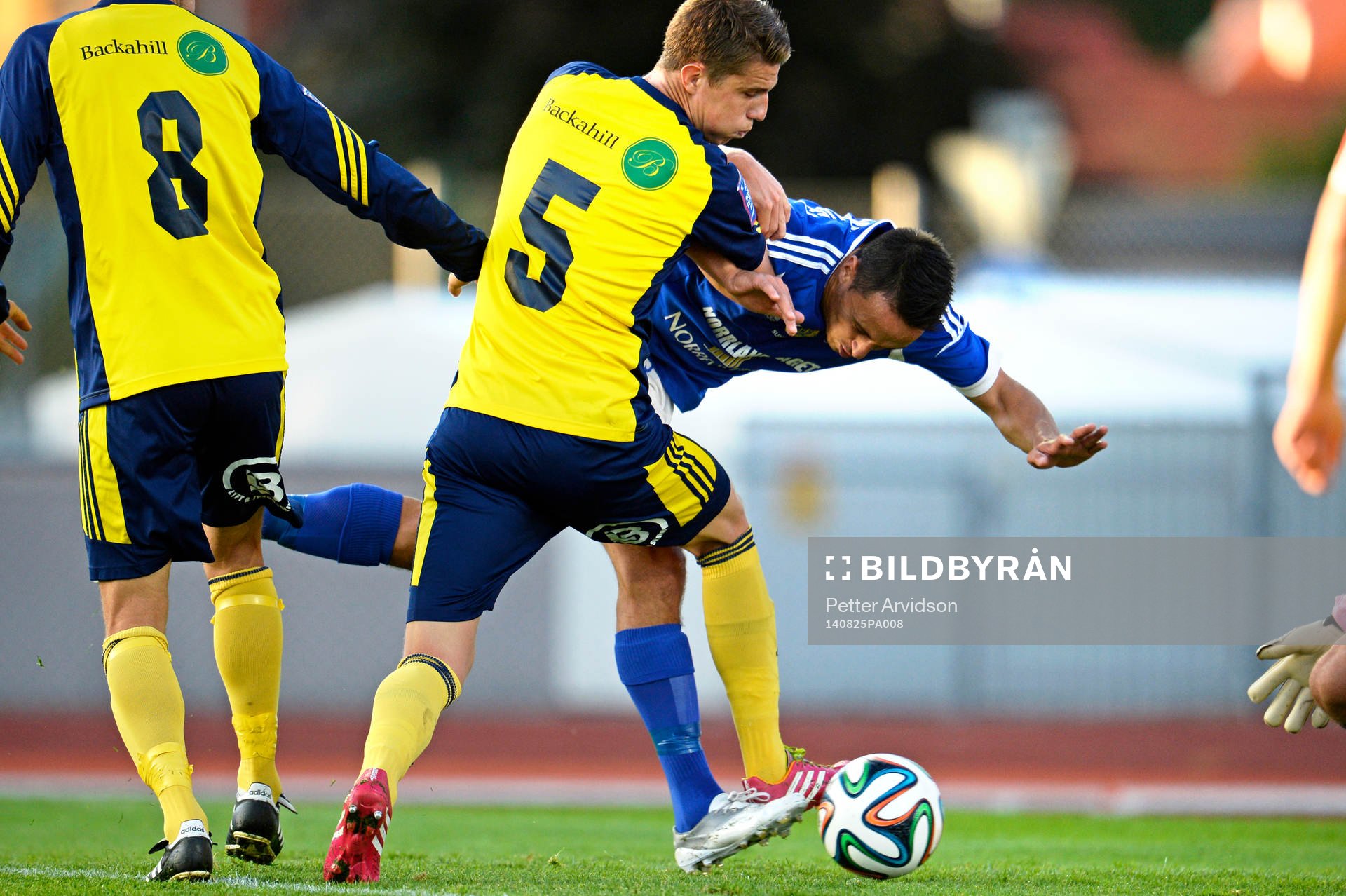 Sundsvalls Adam Chenouffi gör 0-2 i kamp om bollen med Ängelholms Fredrik Lundgren under fotbollsmatchen i Superettan mellan Ängelholm och Sundsvall den 25 augusti 2014 i Ängelholm.
