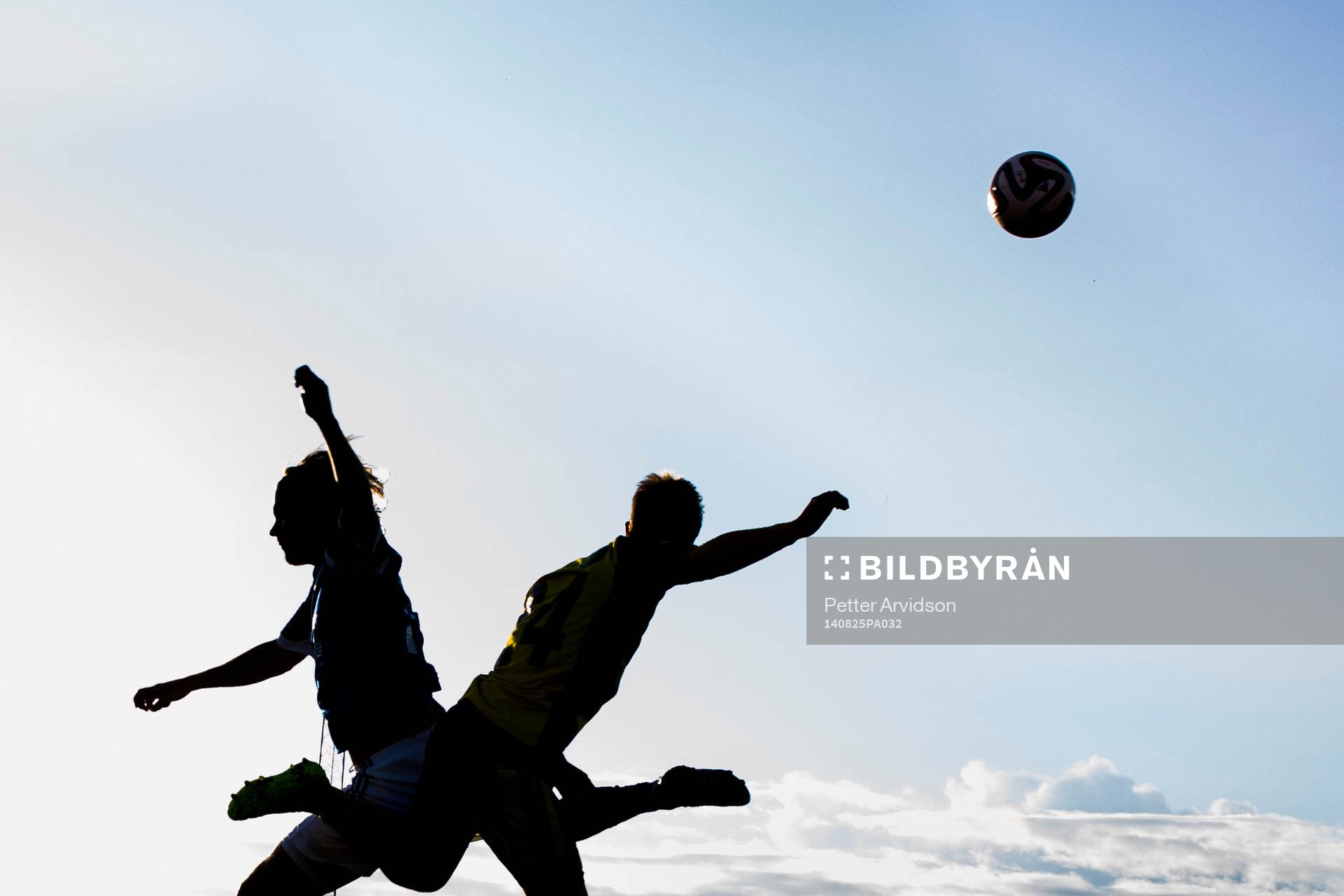 Två spelare i nickduell under fotbollsmatchen i Superettan mellan Ängelholm och Sundsvall den 25 augusti 2014 i Ängelholm.
