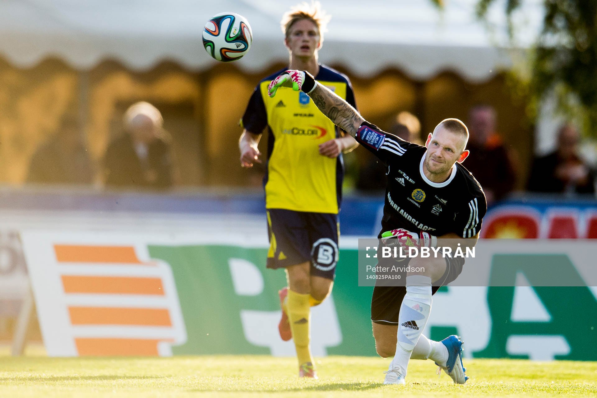 Sundsvalls målvakt Tommy Naurin gör ett utkast under fotbollsmatchen i Superettan mellan Ängelholm och Sundsvall den 25 augusti 2014 i Ängelholm.