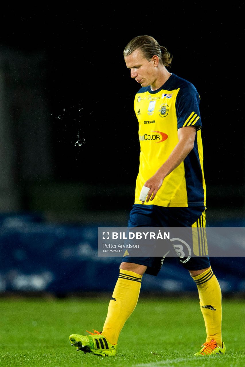 Ängelholms Sebastian Carlsen deppar när han lämnar planen